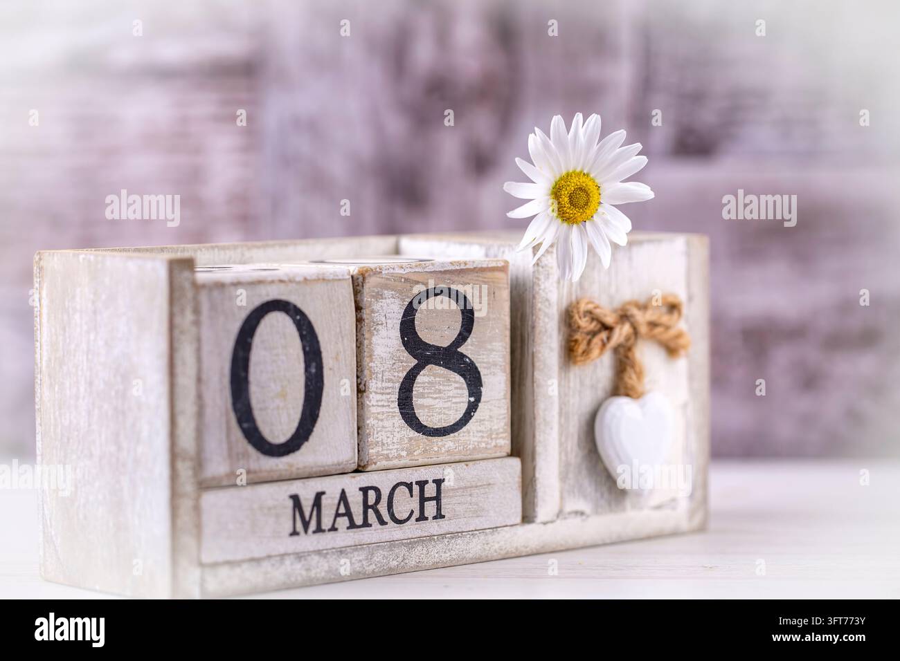Holzkalender vom 8. März, Weltfrauentag Stockfoto