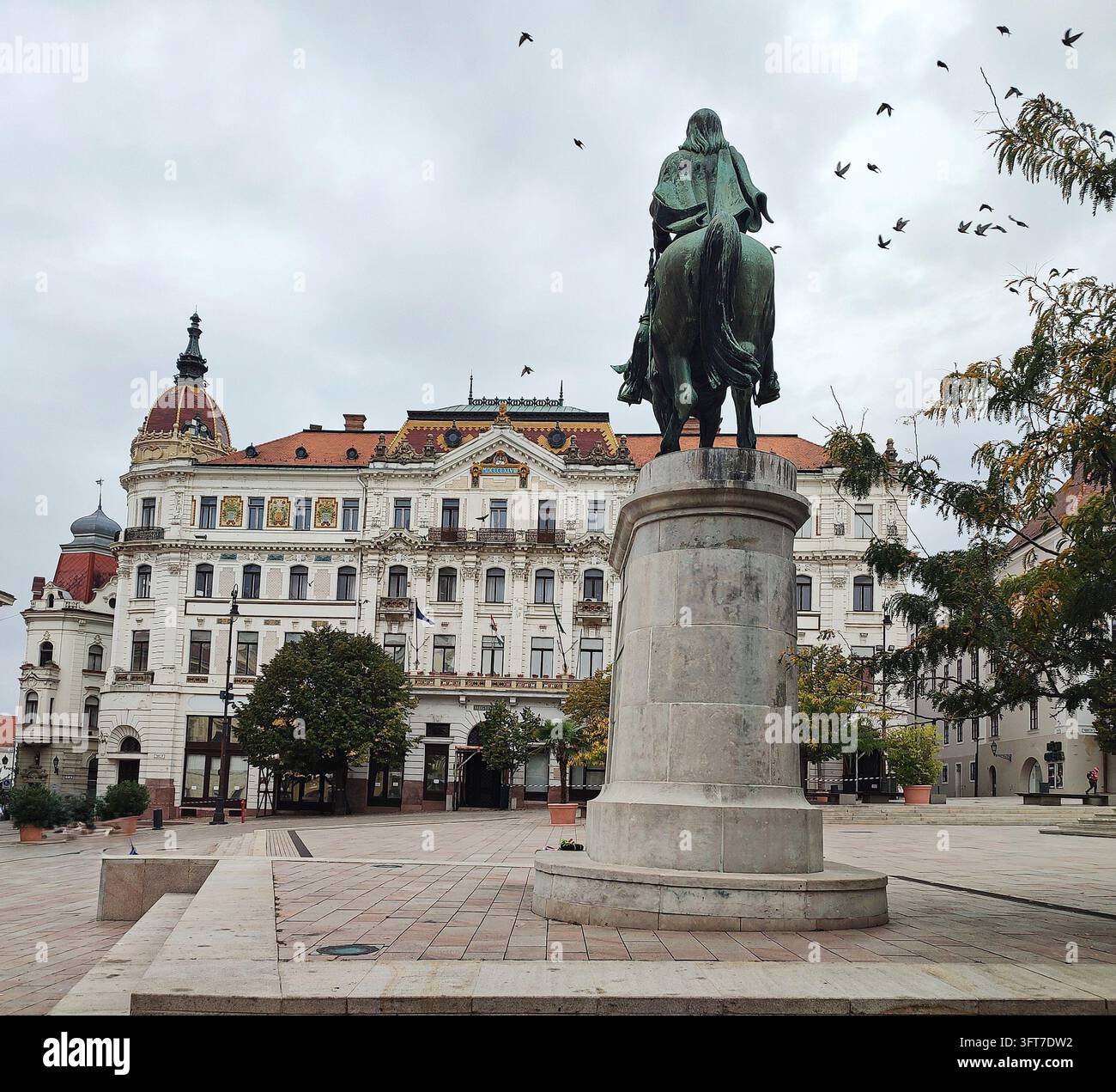Reiterstatue von Hunyadi János auf dem Széchenyi-Platz, Pécs, Ungarn - Smartphone-aufgenommenes Stockfoto