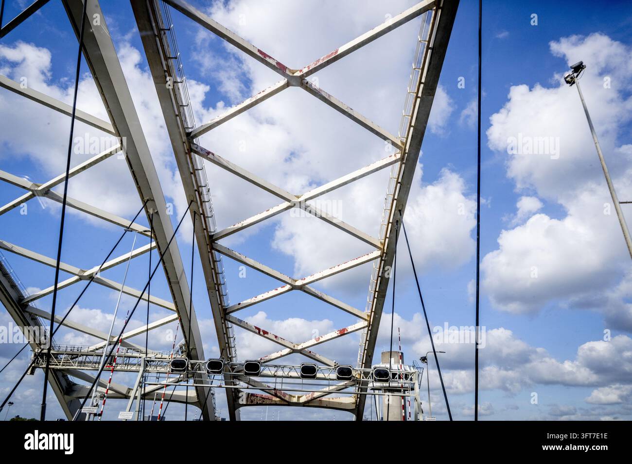 ROTTERDAM - die Van Brienenoord Bridge ist eine Brücke über die Nieuwe Maas im Rotterdamer Stadtteil IJsselmonde und Kralingen-Crooswijk auf der Ostseite Rotterdams. Die Van-Brienenoord-Brücke an der Autobahn A16 in der Nähe von Rotterdam, die meistbefahrene Brücke des Landes mit täglich 250.000 Fahrzeugen, symbolisiert den schlechten Zustand unserer Infrastruktur, ROBIN UTRECHT/ANP netherlands Out - belgien aus Stockfoto
