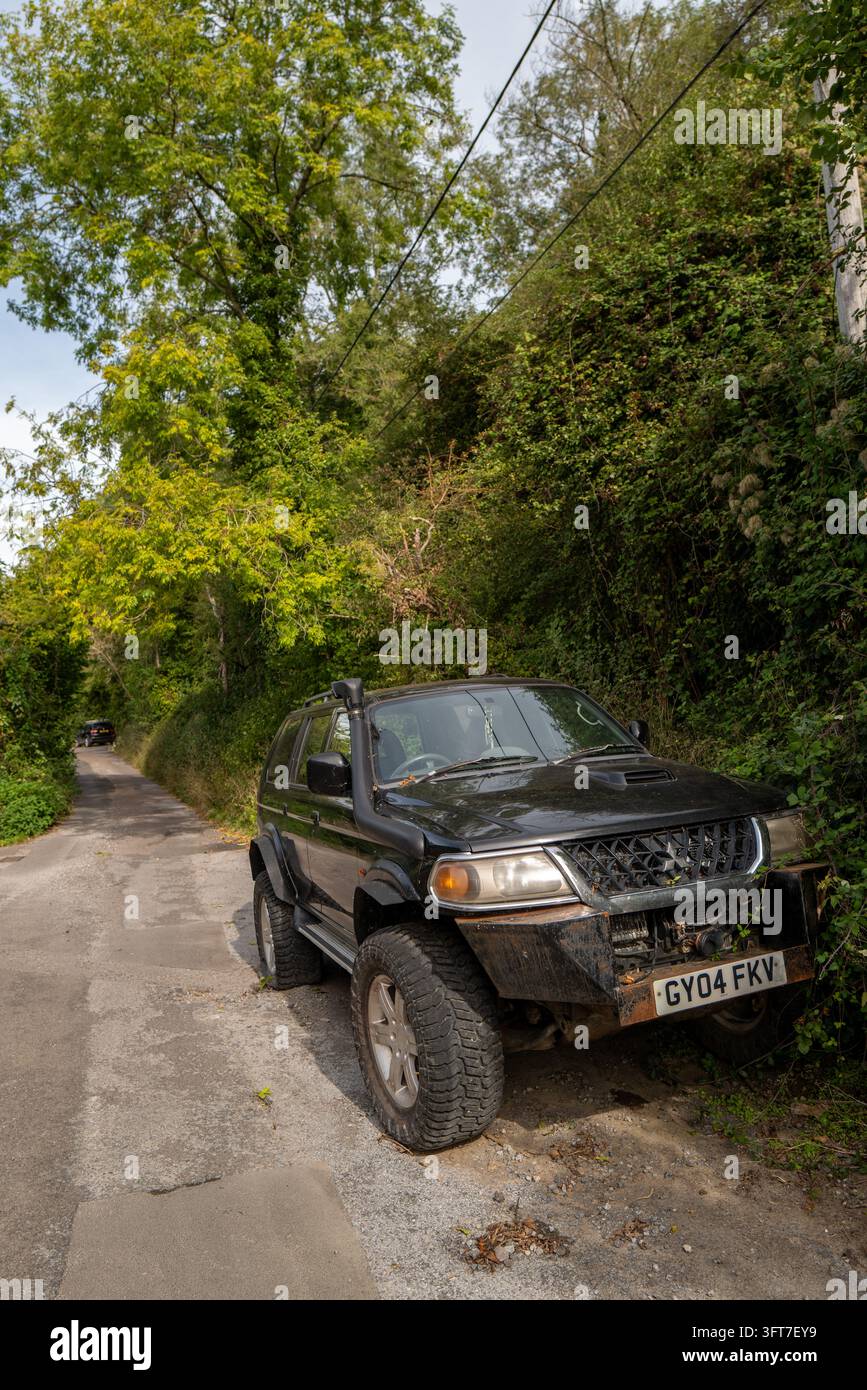 September 2026 - Älterer Mitsubishi 4x4 am Straßenrand abgestellt, möglicherweise nicht fahrtüchtig. Stockfoto