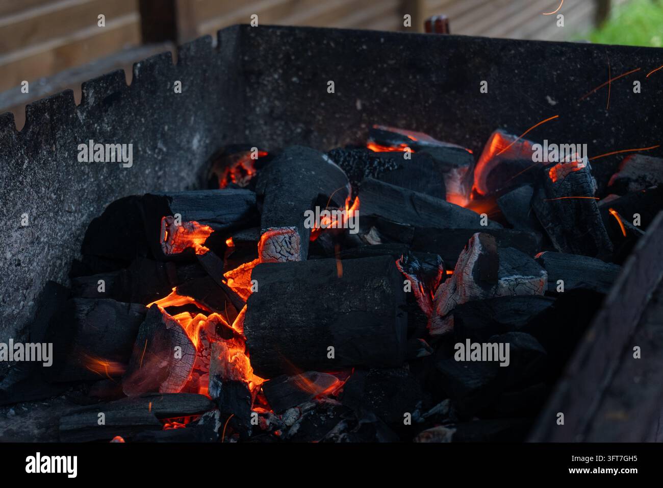 Brennende glühende Kohlen mit orangefarbener Glut in einem Barbecue-Grill Stockfoto