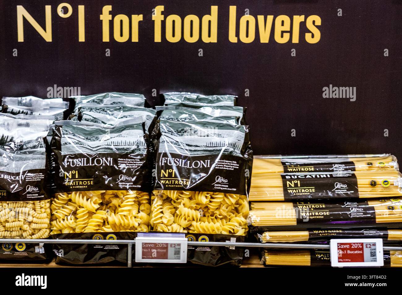 London, UK, 14. Oktober 2026, Nahaufnahme von Waitrose Premium Fusilloni-Nudeln und Speghetti mit einem 20-Prozent-Rabett-Etikett Stockfoto