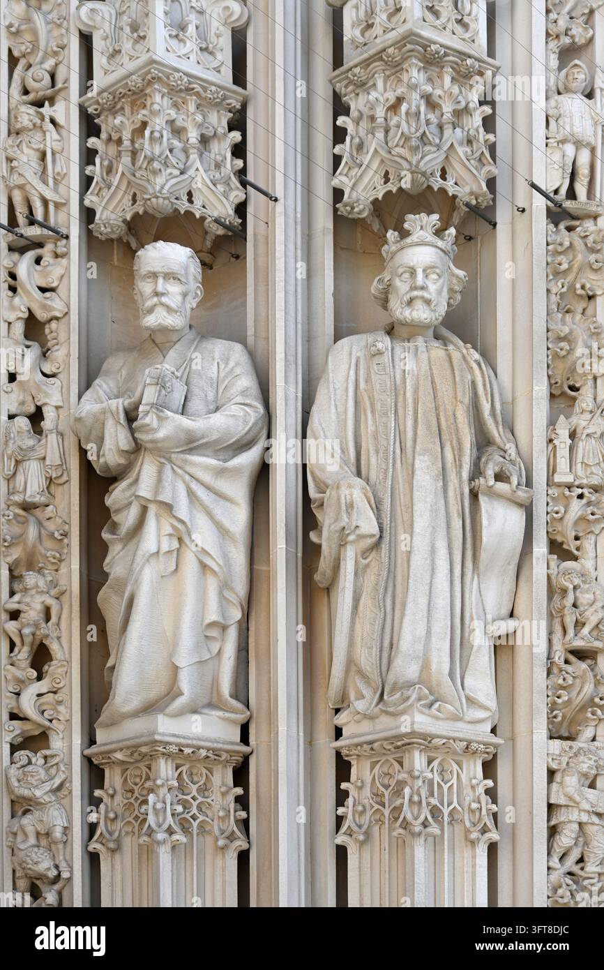 Gotische Schnitzerei, Steinskulptur oder Statuen des Propheten Jeremia und König David, Westtür, Eingang oder Montfalcon-Portal, Kathedrale von Lausanne, Schweiz Stockfoto