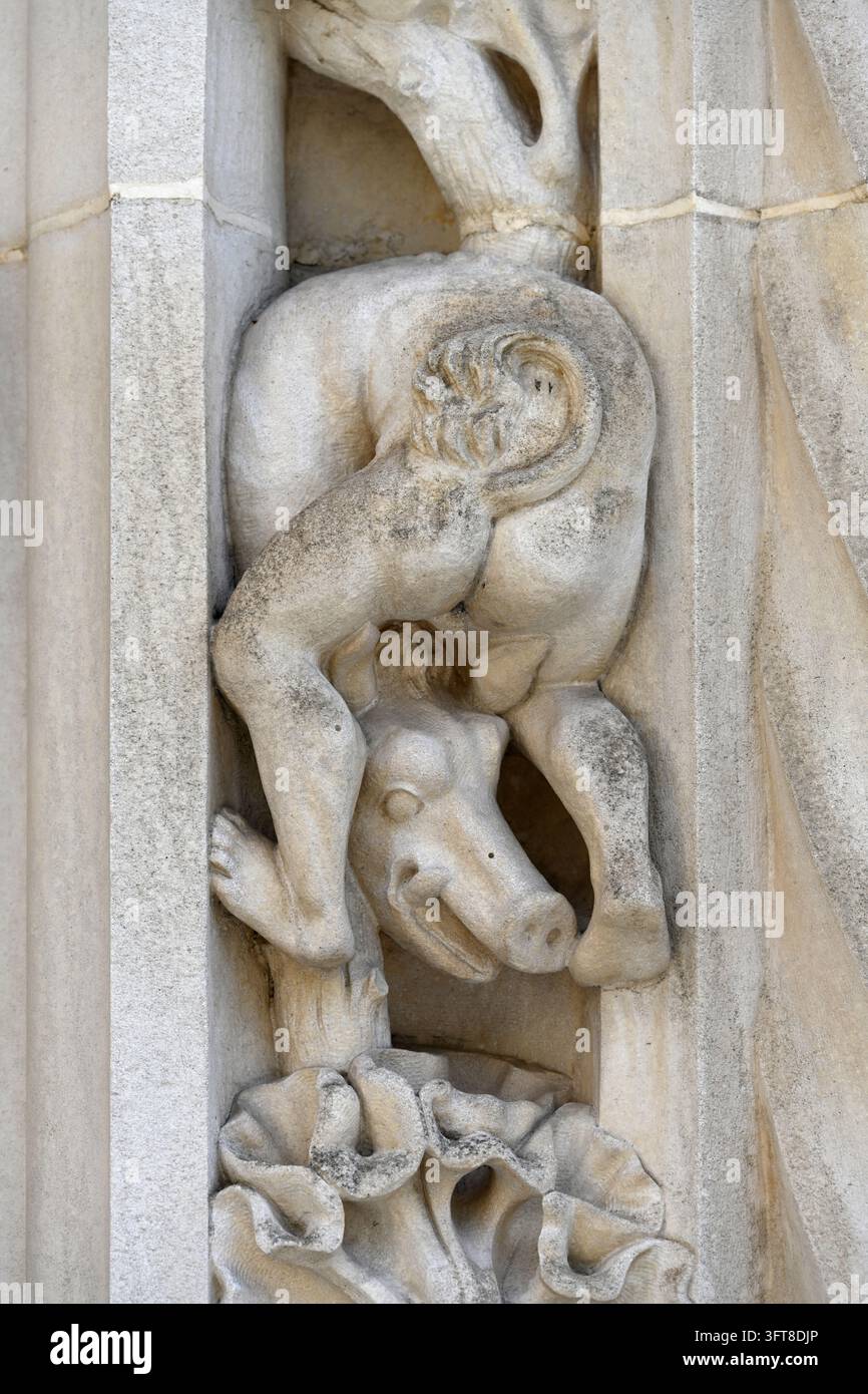 Gotische Schnitzerei, Steinskulptur einer halb menschlichen, halb Schwein-Mythenkreatur, Westtür oder Portal von Montfalcon, Lausanne-Kathedrale Schweiz Stockfoto