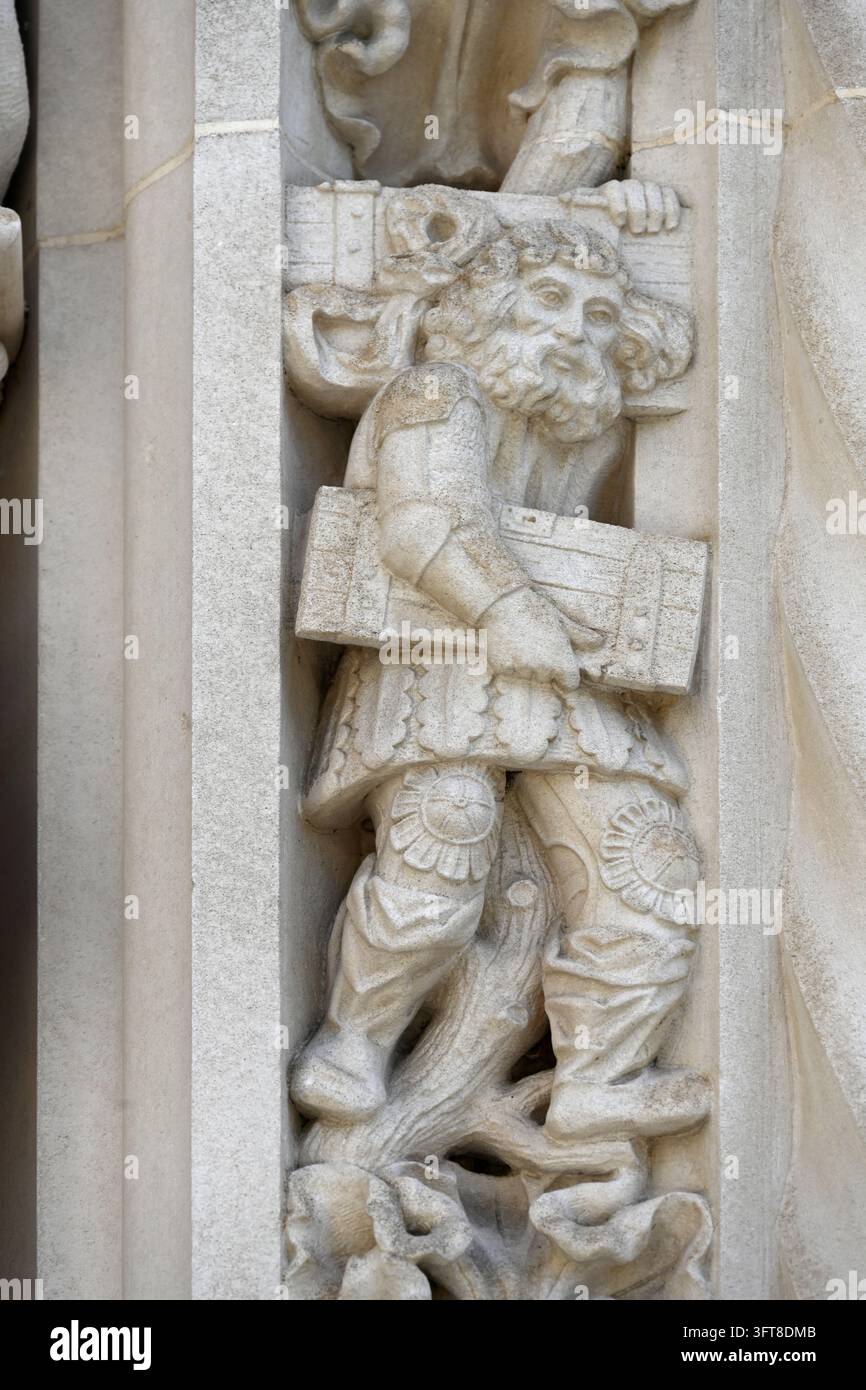 Gotische Schnitzerei, Steinskulptur oder Statue eines Architekten oder Bauherrn mit Türen, Westtür, Eingang oder Montfalcon-Portal, Kathedrale von Lausanne, Schweiz Stockfoto
