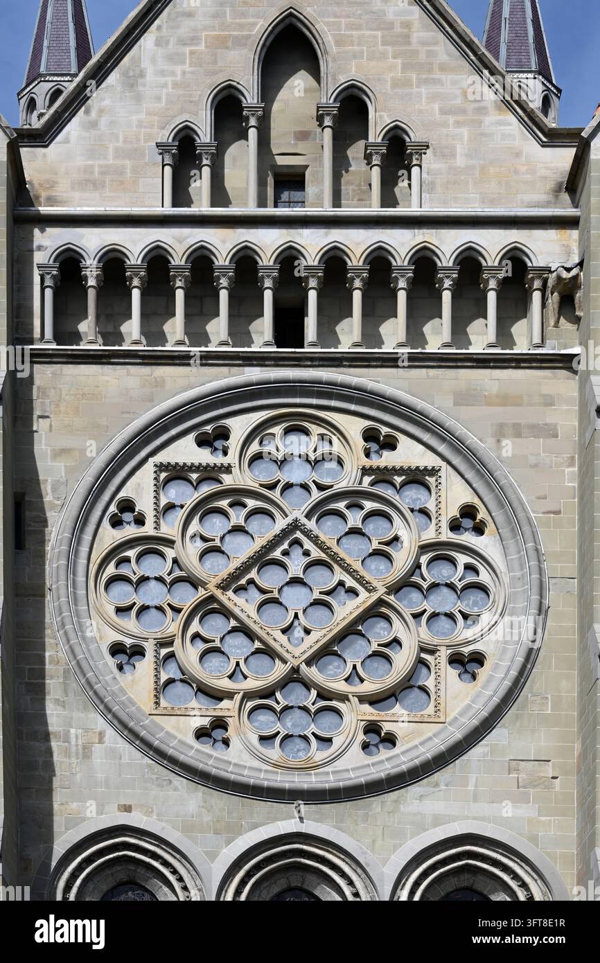 Aufwendiges Rosettenfenster oder Rosace an der Südseite der Kathedrale Unserer Lieben Frau von Lausanne (1275) oder Kathedrale von Lausanne Schweiz Stockfoto