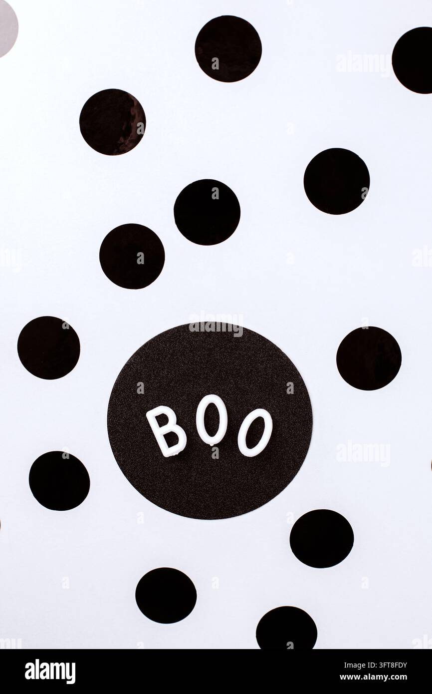BOO-Kreis mit Polka-Punkten, vertikal Halloween Stockfoto