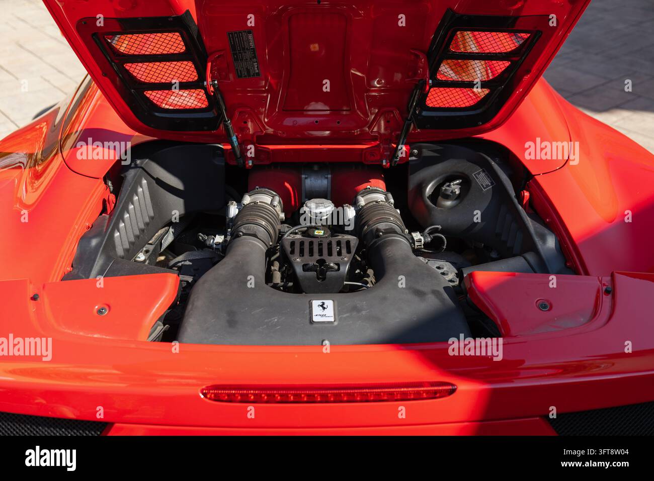 Ljubljana, Slowenien - 4. August 2026: Der Motor eines roten Ferrari 458 Spider ist bei geöffneter Motorhaube sichtbar. Stockfoto