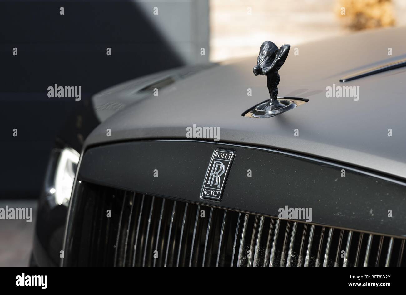 Ljubljana, Slowenien - 14. September 2026: Der Rolls Royce Wraith in einer modernen Umgebung präsentiert sein ikonisches Emblem und seine Features. Stockfoto