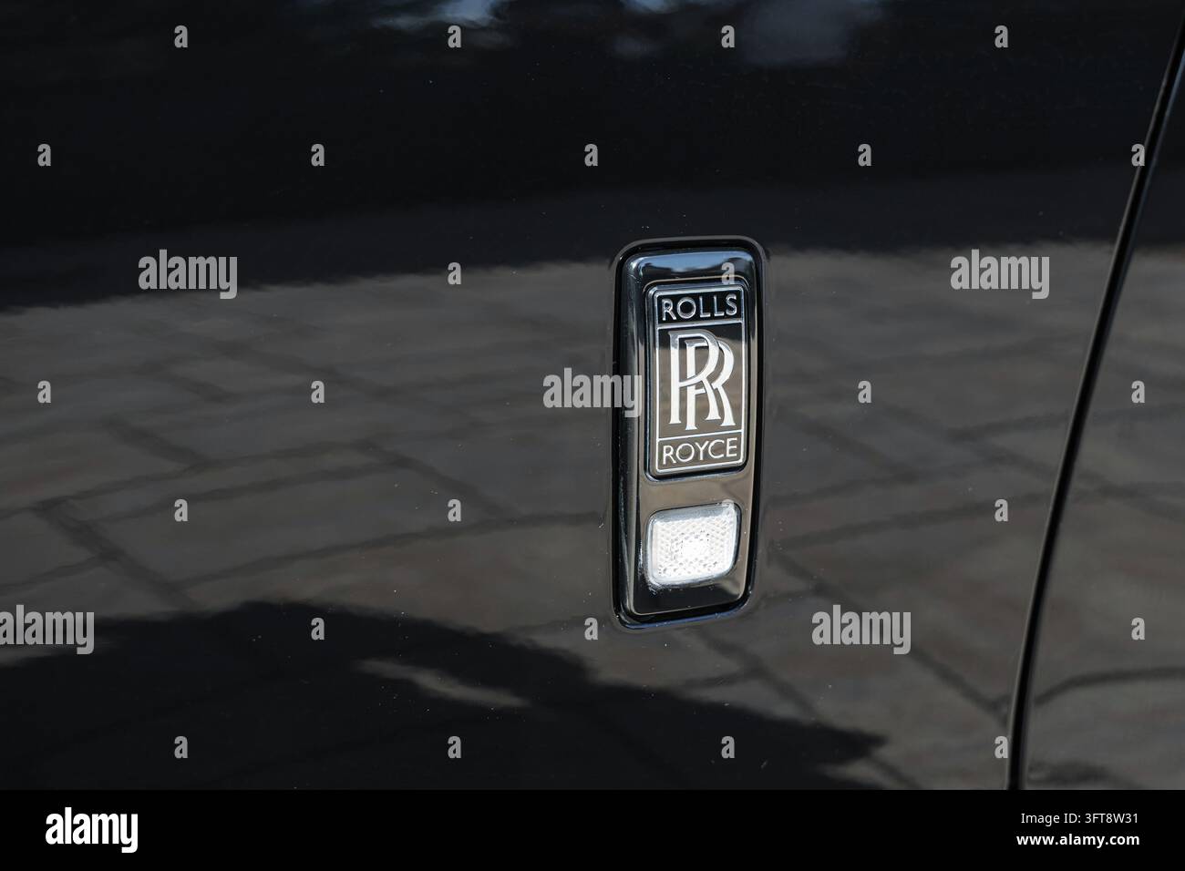Ljubljana, Slowenien - 14. September 2026: Das Rolls Royce Wraith-Emblem leuchtet auf einem luxuriösen Auto, das auf einer Steinfläche geparkt ist. Stockfoto