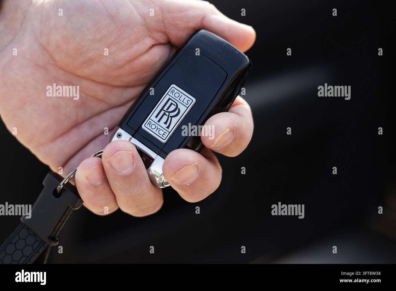 Ljubljana, Slowenien - 14. September 2026: Eine Hand hält einen Rolls Royce Autoschlüsselanhänger, der das Emblem deutlich sichtbar zeigt. Stockfoto