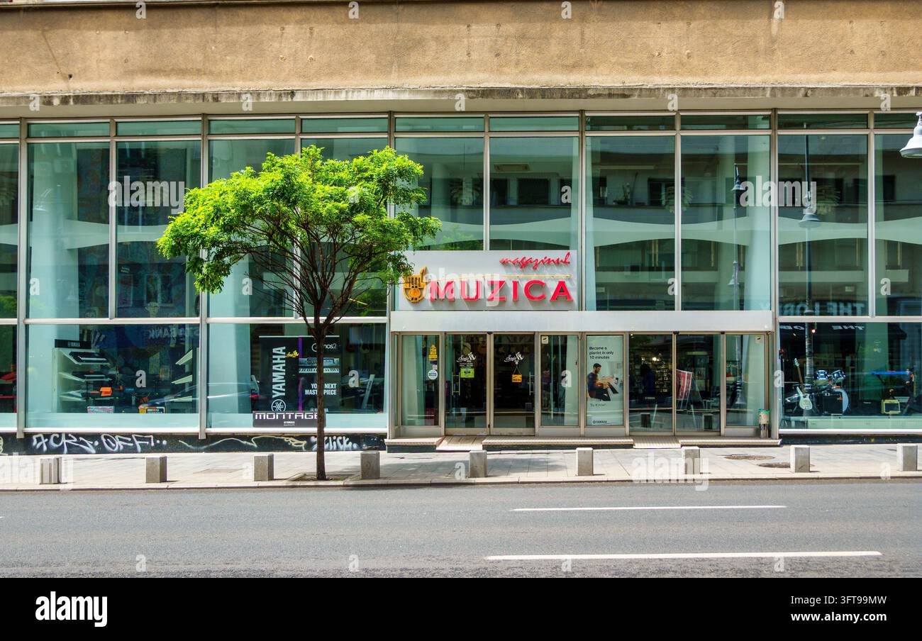 Bukarest, Rumänien, Europa - 28. Mai 2024: Magazinul Muzica, ein Musikinstrumentenladen auf der Calei Victoriei, Straße. Vorderfassade mit großem Schaufenster w Stockfoto