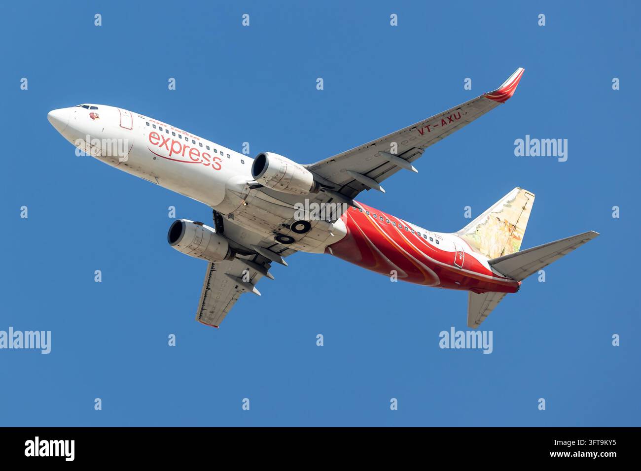 Air India Express Boeing 737-800 (VT-AXU) startet am 12. November 2025 vom Dubai International Airport in Dubai, UAE Stockfoto