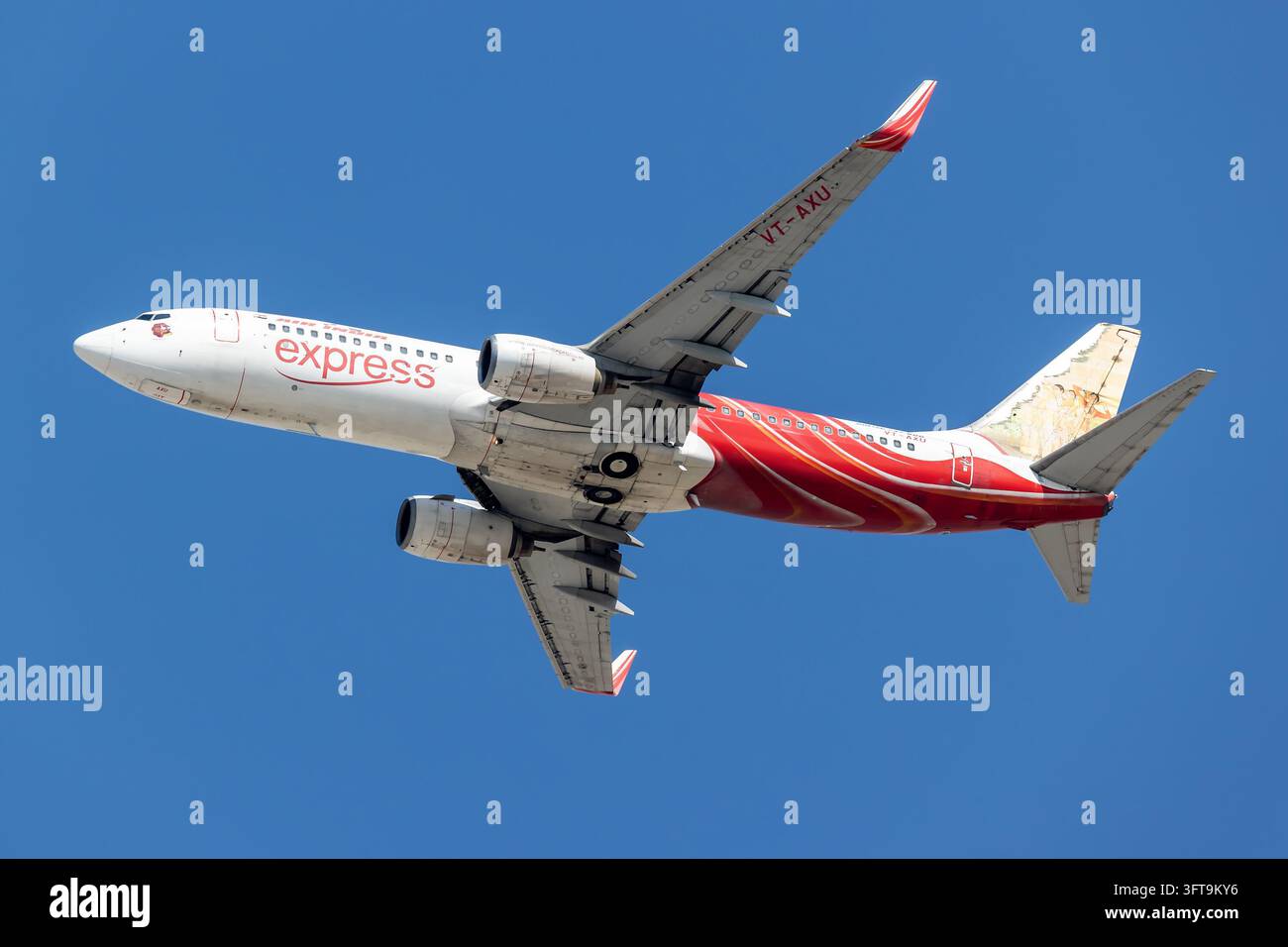 Air India Express Boeing 737-800 (VT-AXU) startet am 12. November 2025 vom Dubai International Airport in Dubai, UAE Stockfoto