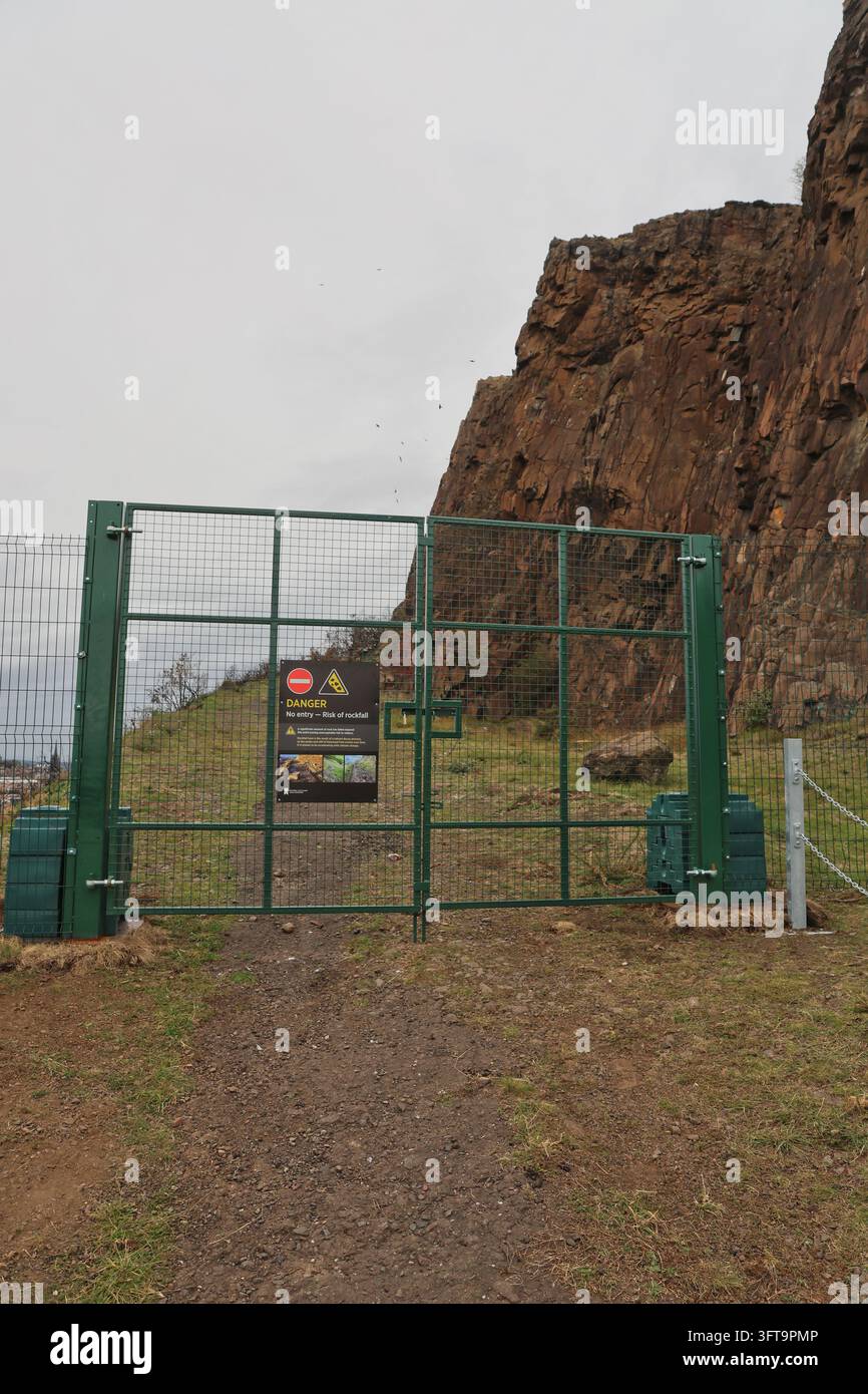 Zaun auf dem gesperrten Abschnitt der Radical Road Holyrood Park Edinburgh Schottland Oktober 2026 Stockfoto