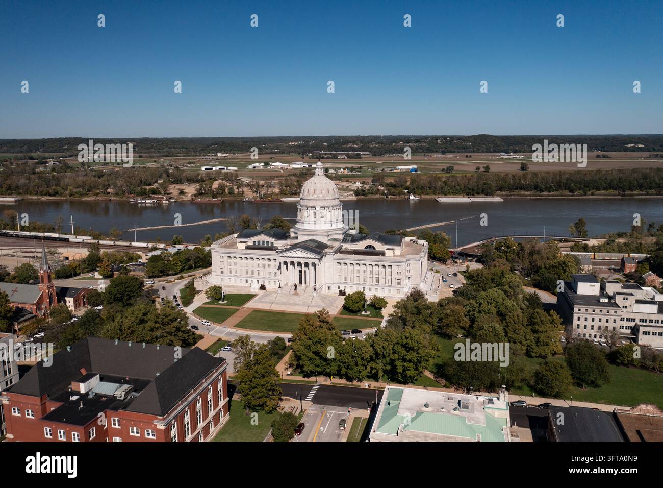 Jefferson City, Vereinigte Staaten - 18. Oktober 2021: Luftbild des Missouri State Capitol entlang des Missouri-Flusses, umgeben von Bäumen und Stockfoto