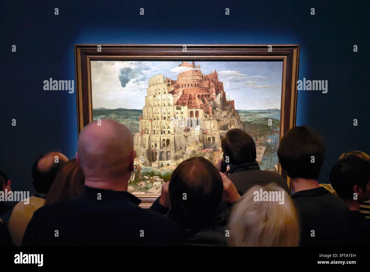 Menschenmenge von Museumsbesuchern von hinten gesehen, die auf den Turm von Babel schauen, Ölgemälde von 1563 von Pieter Bruegel dem Älteren, Wien, Österreich. Stockfoto