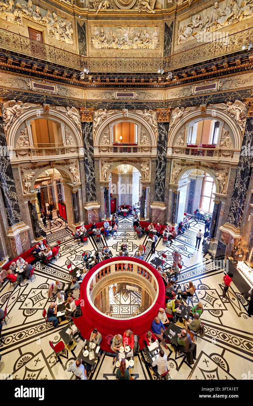Hohe Blickwinkelansicht von Besuchern an Tischen um die kreisförmige Bodenöffnung des Cafés unter der Kuppel des Kunsthistorischen Museums in Wien, Österreich Stockfoto