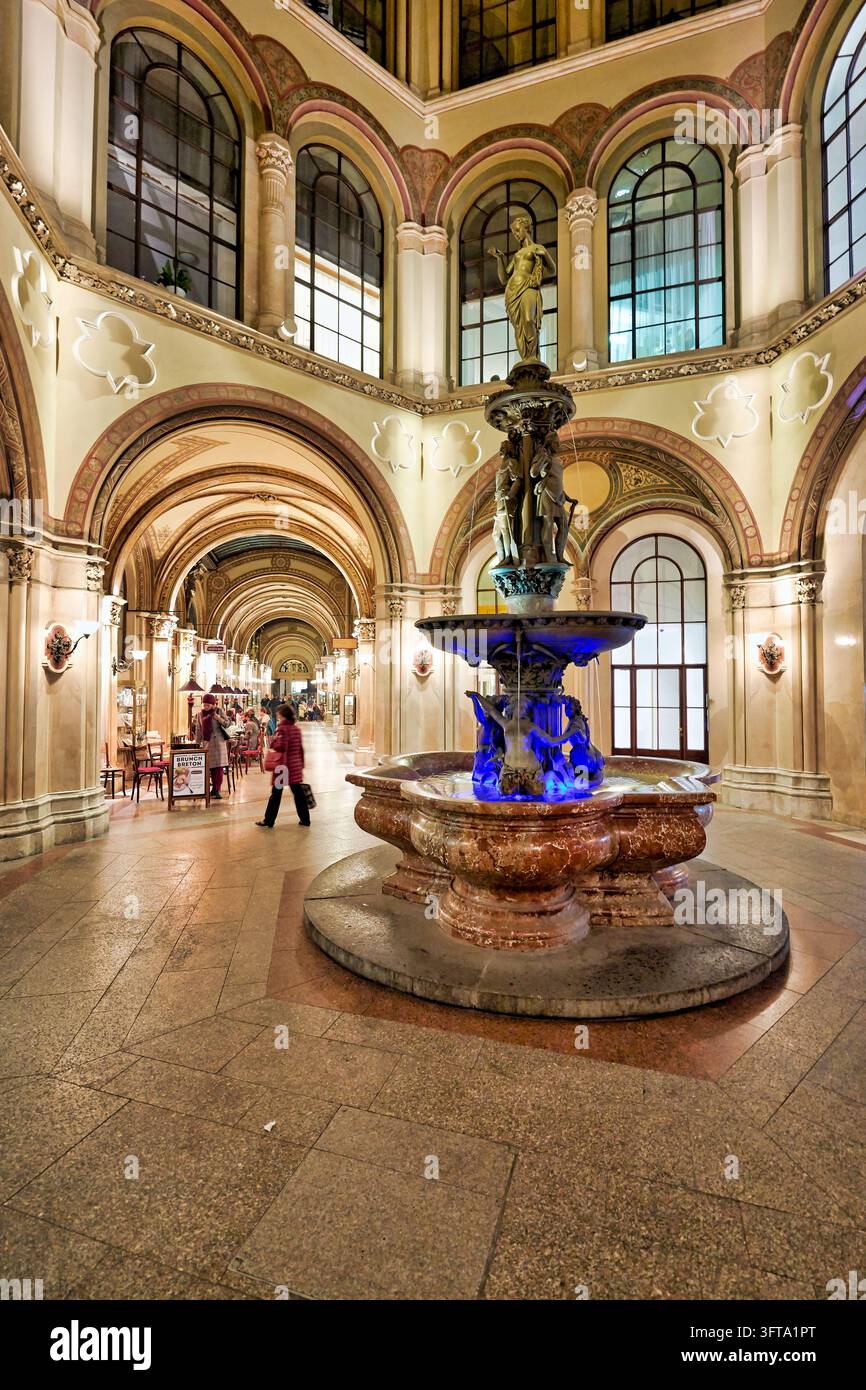 Beleuchteter Donaunixenbrunnen im Innenhof der Freyung Passage Einkaufspassage, Palais Ferstel, Innere Stadt, Österreich Stockfoto