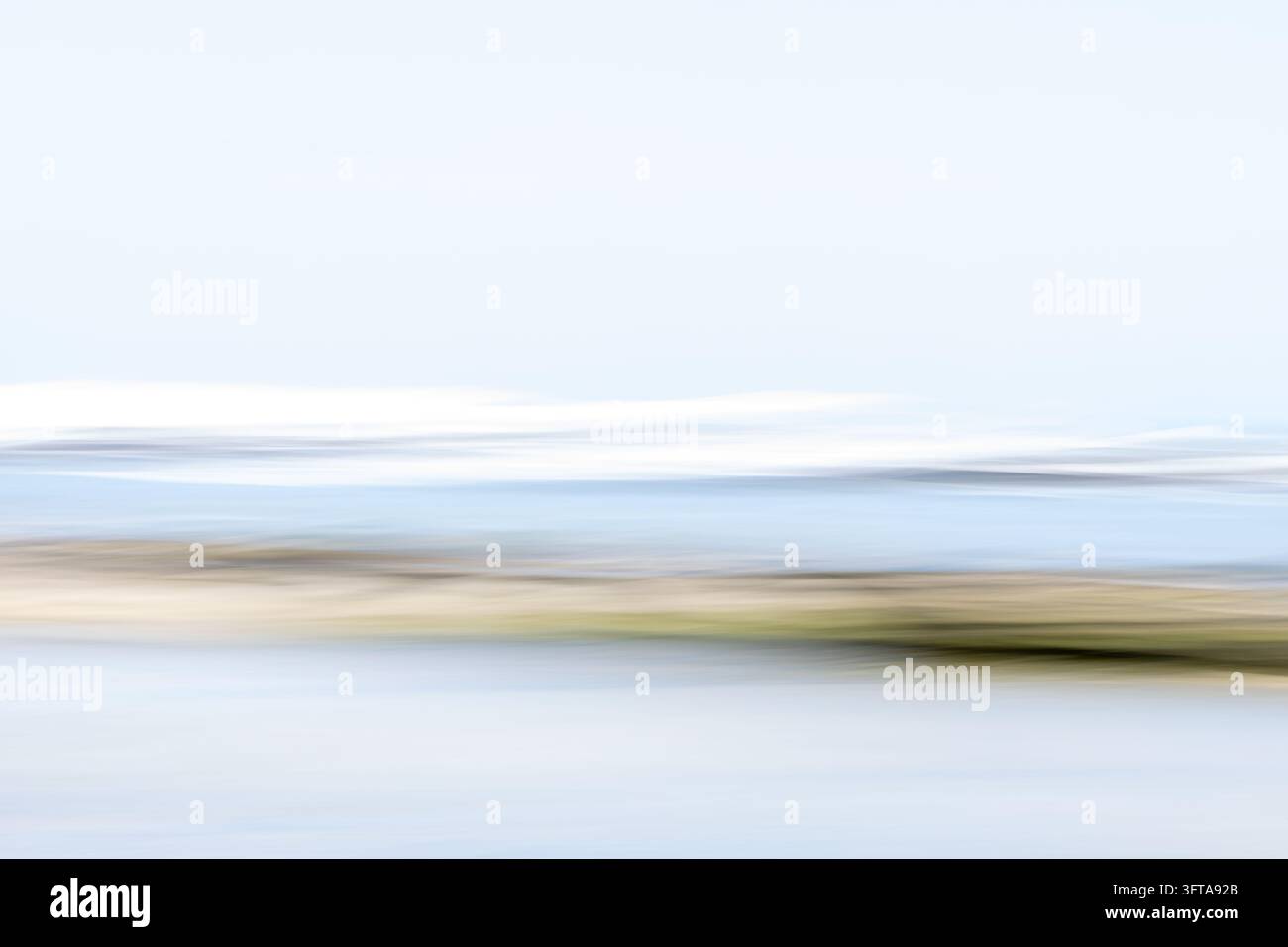 Feinkunst-Langzeitfotografie, die einen traumhaften, pastellfarbenen verschwommenen Ozeanhorizont mit weichen Farbverläufen einfängt. Stockfoto