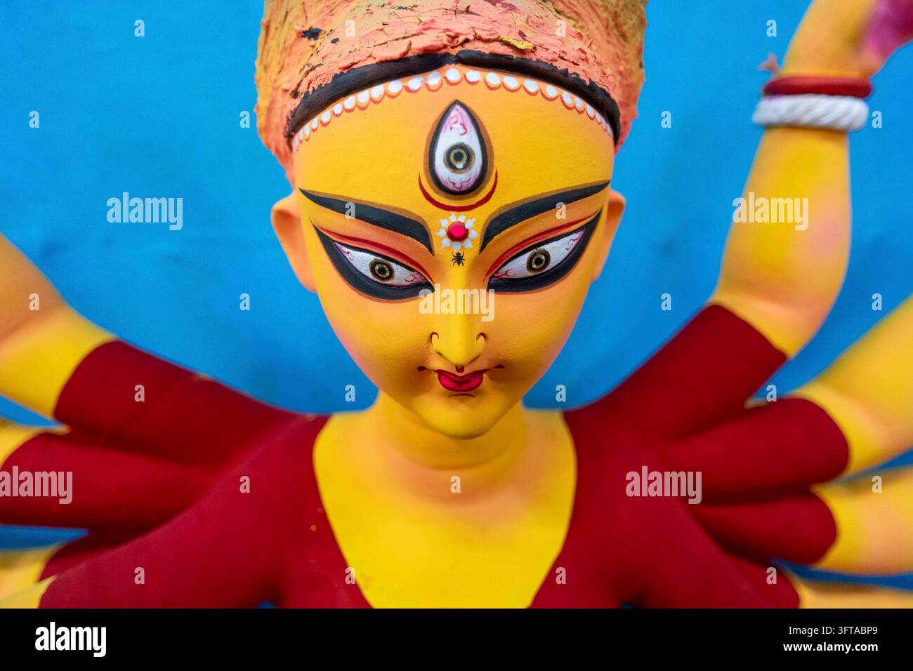 Ein Idol der Göttin Durga, das in einer Werkstatt vor dem Durga-Puja-Fest am 12. Oktober 2026 in Guwahati, Indien, gefertigt wird Stockfoto