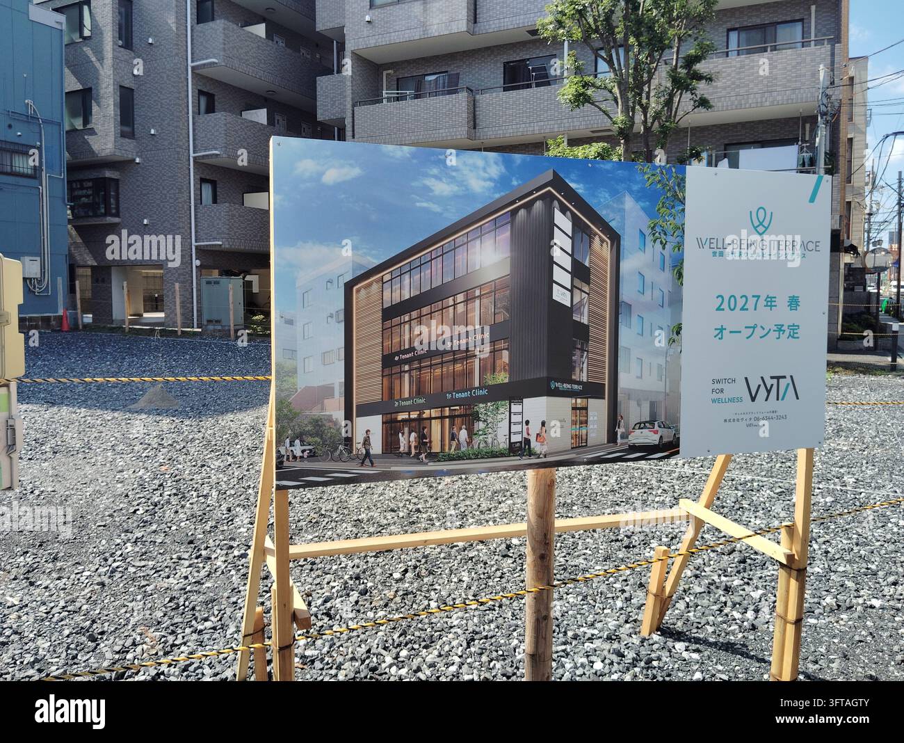 Entwicklungs-Schild, das das geplante Gewerbegebäude „Well-Being Terrace“ bewirbt, das für die Eröffnung im Frühjahr 2027 in Tokio, Japan, vorgesehen ist. Stockfoto