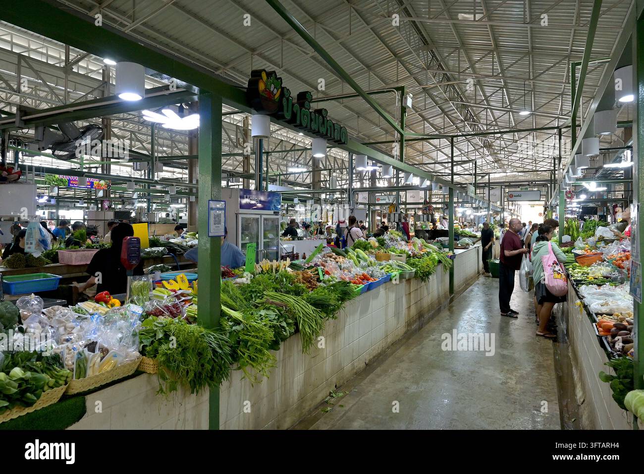 Die traditionelle Feuchtmarktzone im Nummer-Eins-Markt von Prawet bietet eine große Auswahl an hochwertigem frischem Gemüse und lokalen Produkten Stockfoto