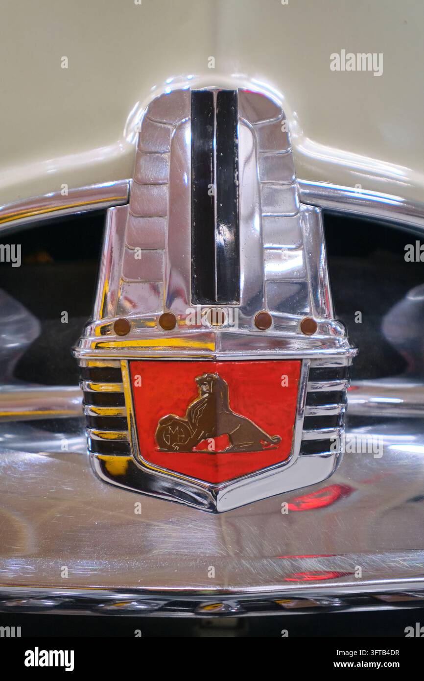 Ein Vintage-Frontgrill, Motorhaube, Haubensymbol, Emblem, Symbol für ein Holden-Auto, eine Automarke. Im Trafalgar Holden-Automuseum in Australien. Stockfoto