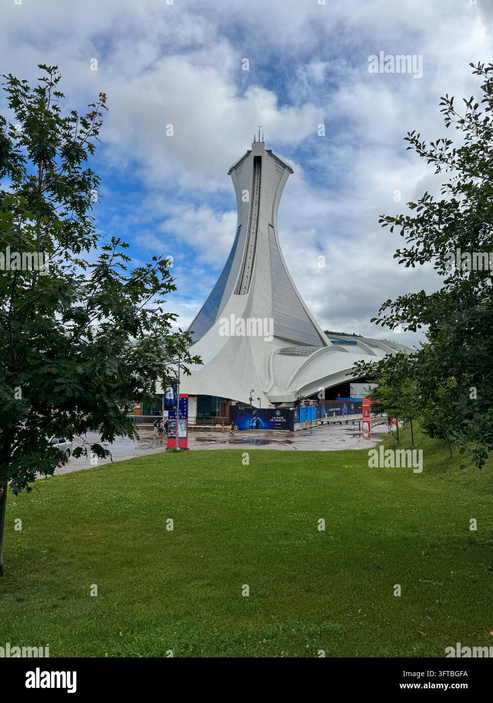 Das Montrealer Olympiastadion, der ikonische geneigte Turm von hinten, ursprünglich für die Sommerolympiade 1976 erbaut Stockfoto