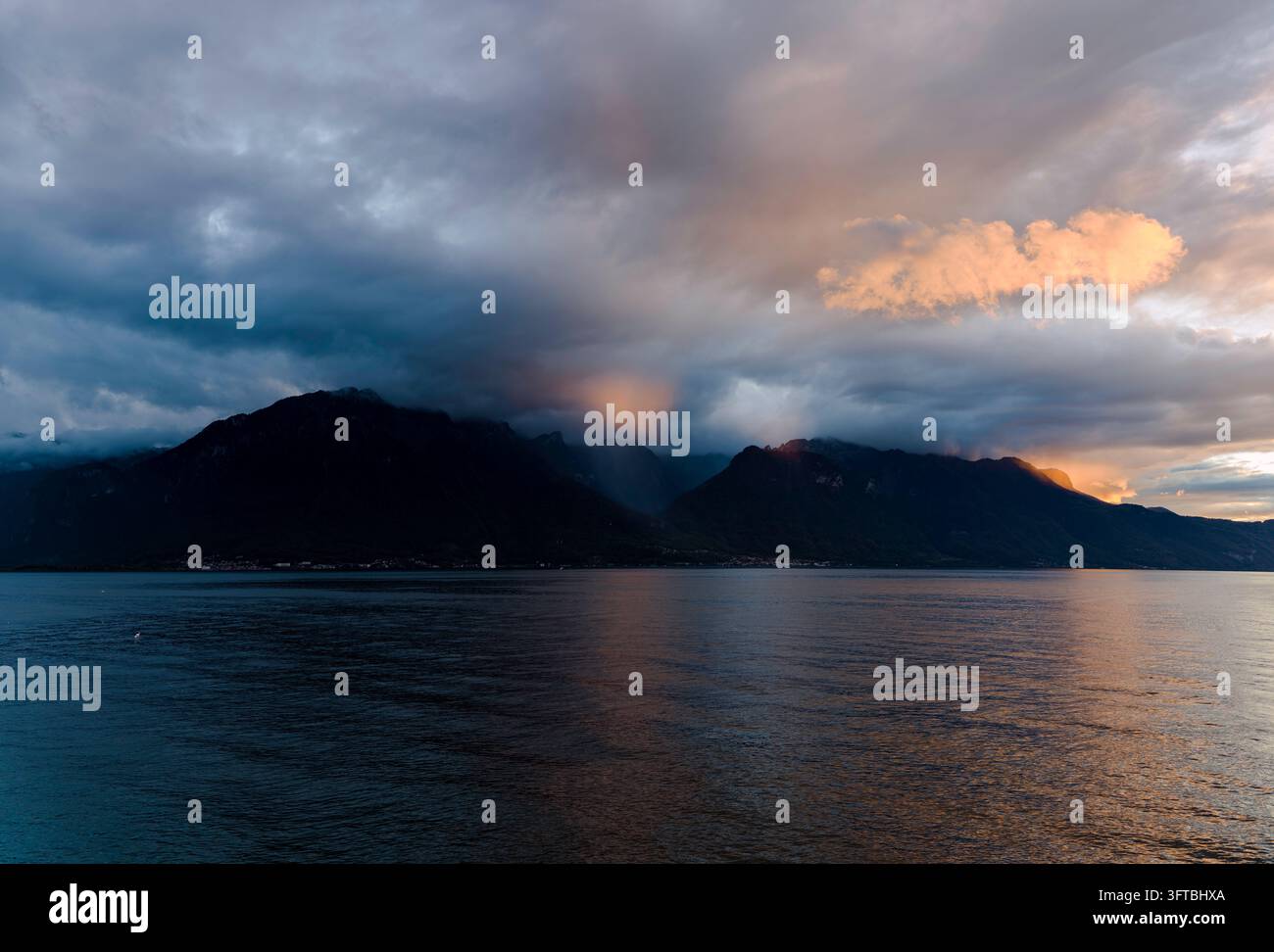 Ein Oktoberhimmel über der Region Chablais in Frankreich und links im Bild der Kanton Wallis der Schweiz, dies ist eine internationale Grenze. Stockfoto