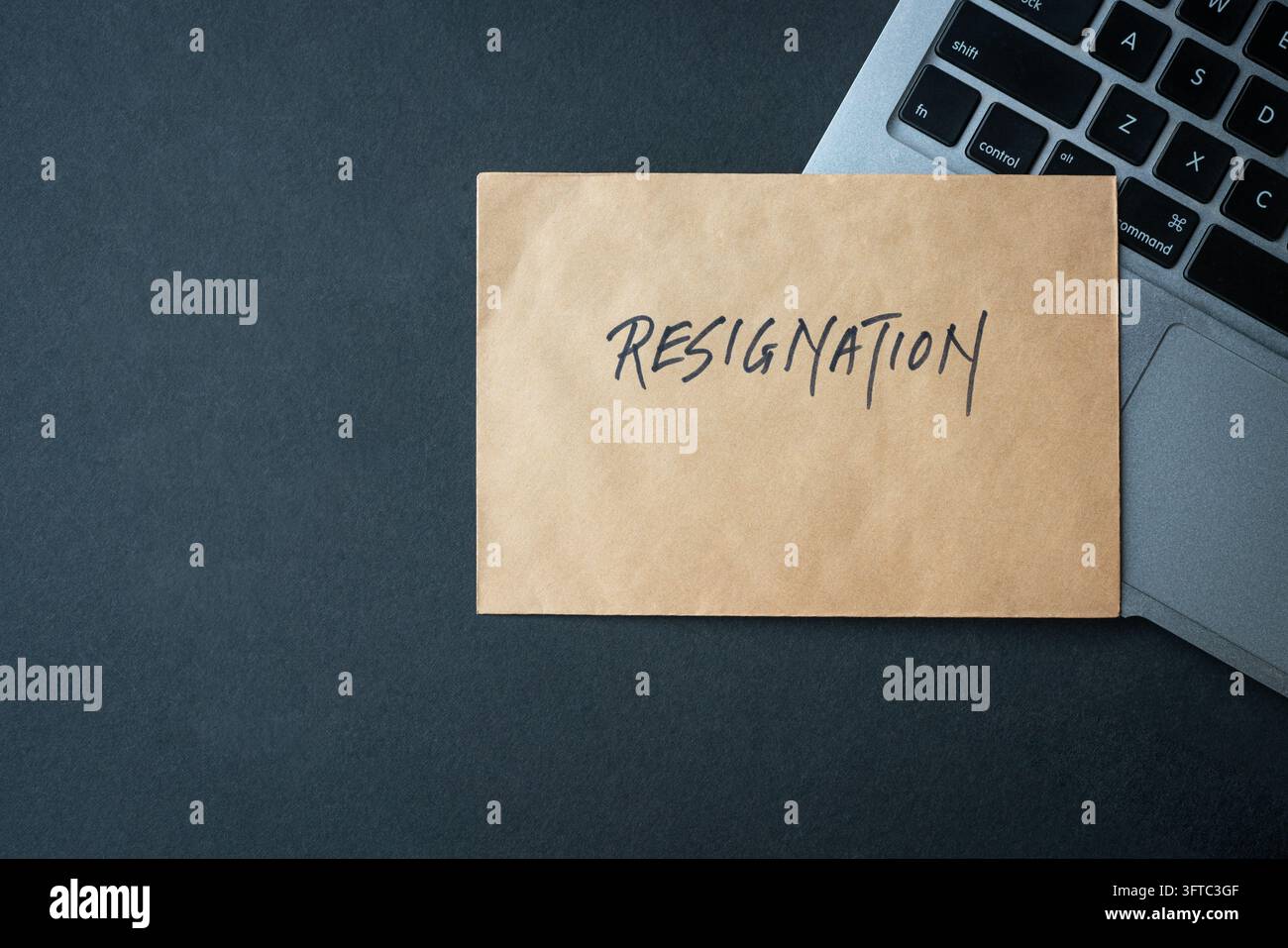 Kündigungsbrief in brauner Umschlag gelegt auf einer Tastatur. Draufsicht, Kopierplatz. Stockfoto
