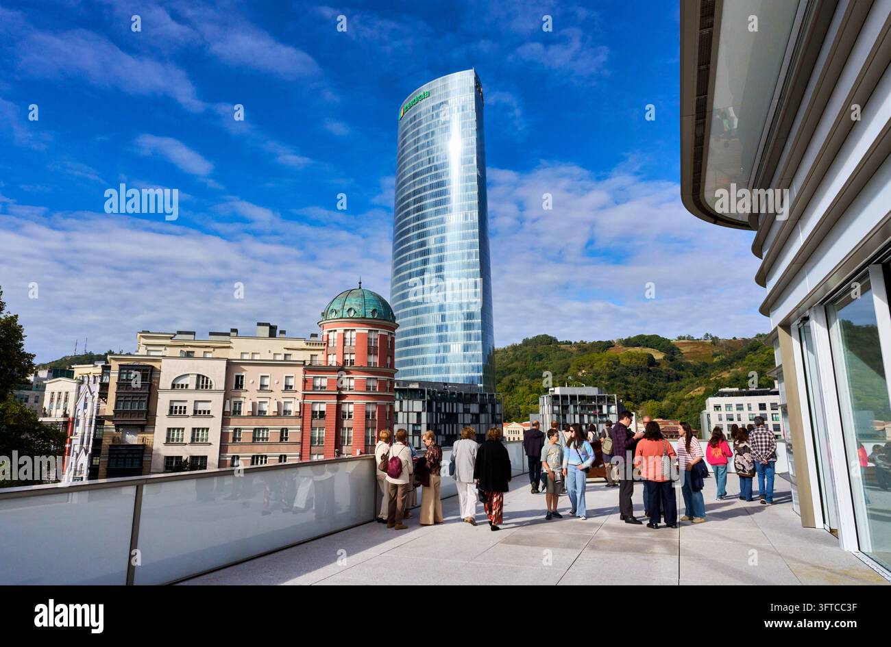 Iberdrola-Turm, Euskadi-Platz, Bilbao Museoa, Museum der Schönen Künste von Bilbao, Bizkaia, Baskenland, Spanien Stockfoto