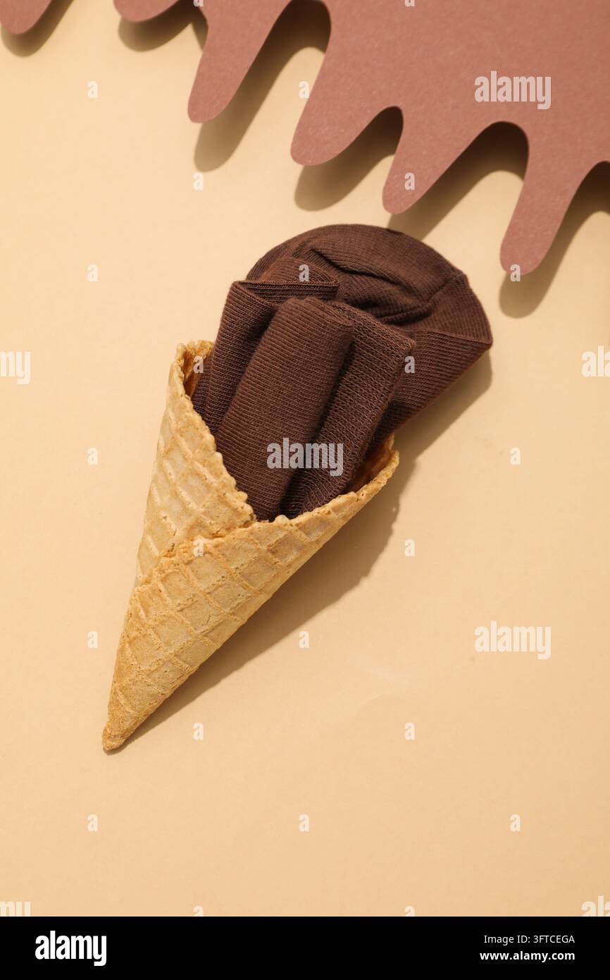Konzept von Kleidung für Beine - Socken, kreative Komposition mit Socken wie Eiscreme Stockfoto