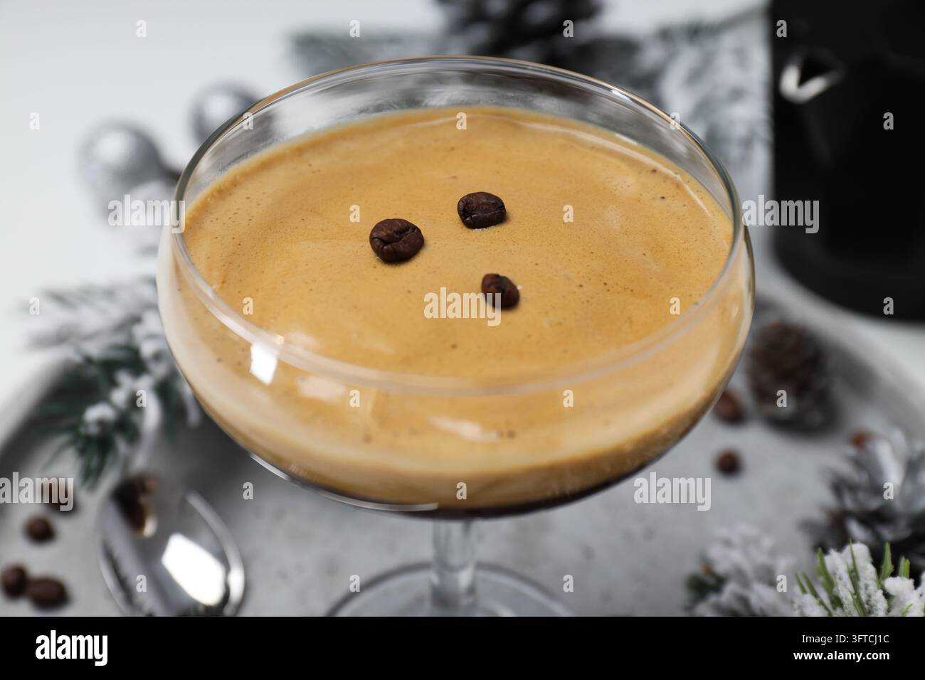 Espresso-Martini-Cocktail, köstliches Alkoholgetränk, Dessert-Cocktail Stockfoto