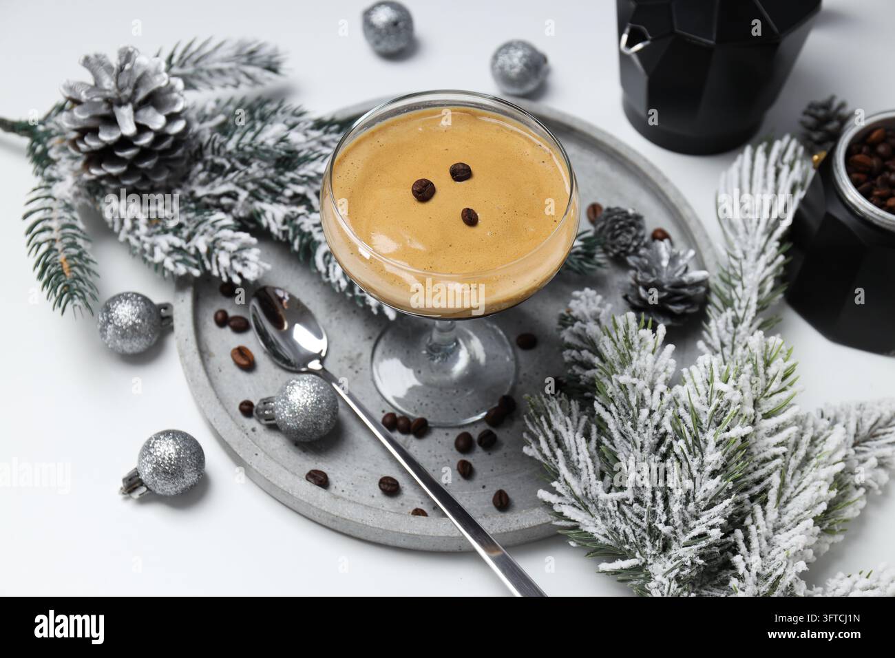 Espresso-Martini-Cocktail, köstliches Alkoholgetränk, Dessert-Cocktail Stockfoto