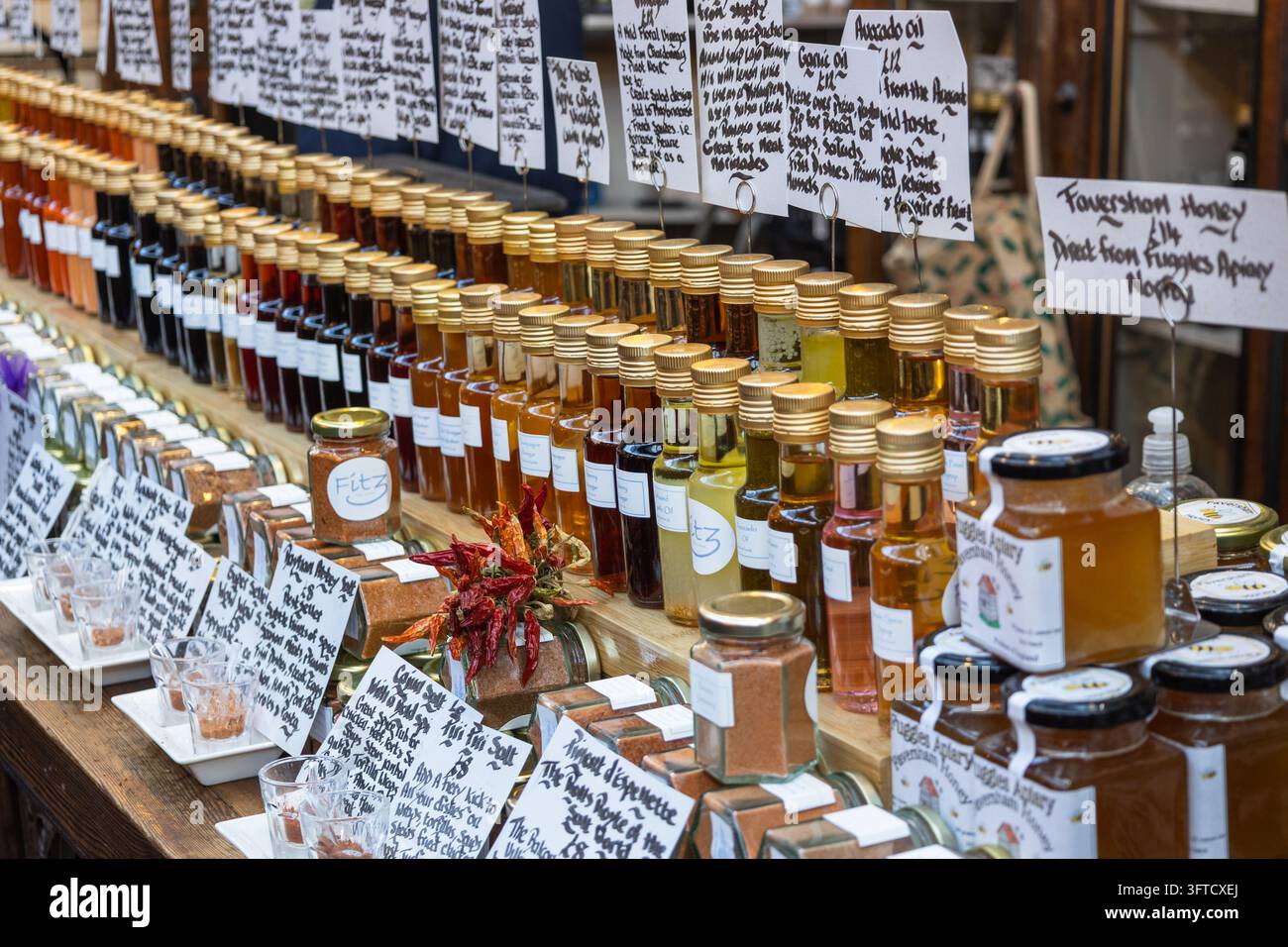 Reihen von Glasflaschen und Honiggläsern am Borough Market. London, UK, 17. Dezember 2023 Stockfoto