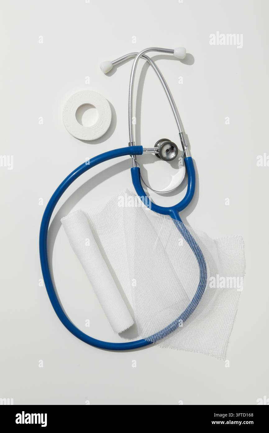 Konzept eines Erste-Hilfe-Koffers, Erste-Hilfe-Koffer-Ausrüstung Stockfoto