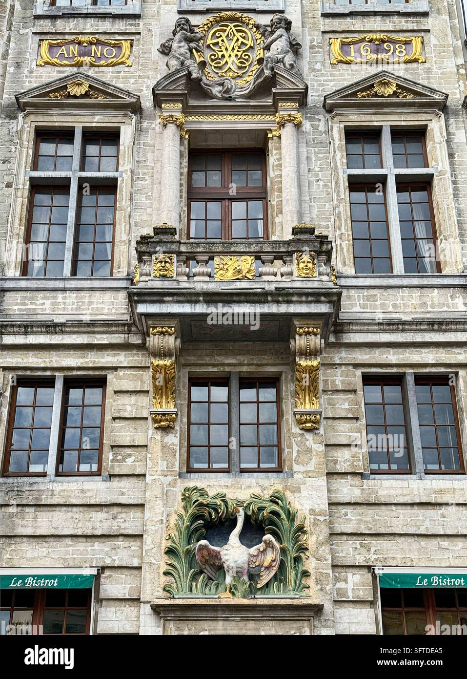 Das Swan House am Grand Place in Brüssel, Belgien, mit kunstvollem Steinwerk, vergoldeter Dekoration und einem geschnitzten Schwanenrelief. Stockfoto