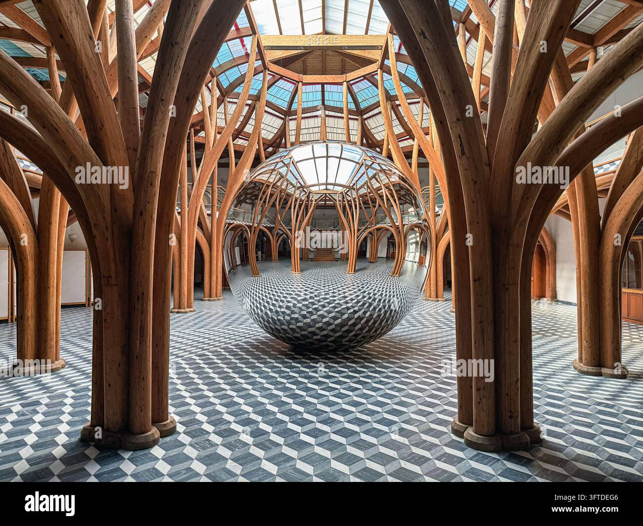 Surreales digitales Kunstwerk eines kugelförmigen, verspiegelten Raums im Salone Portoghesi in Montecatini Terme, Toskana, umgeben von skulpturalen Holzsäulen. Stockfoto