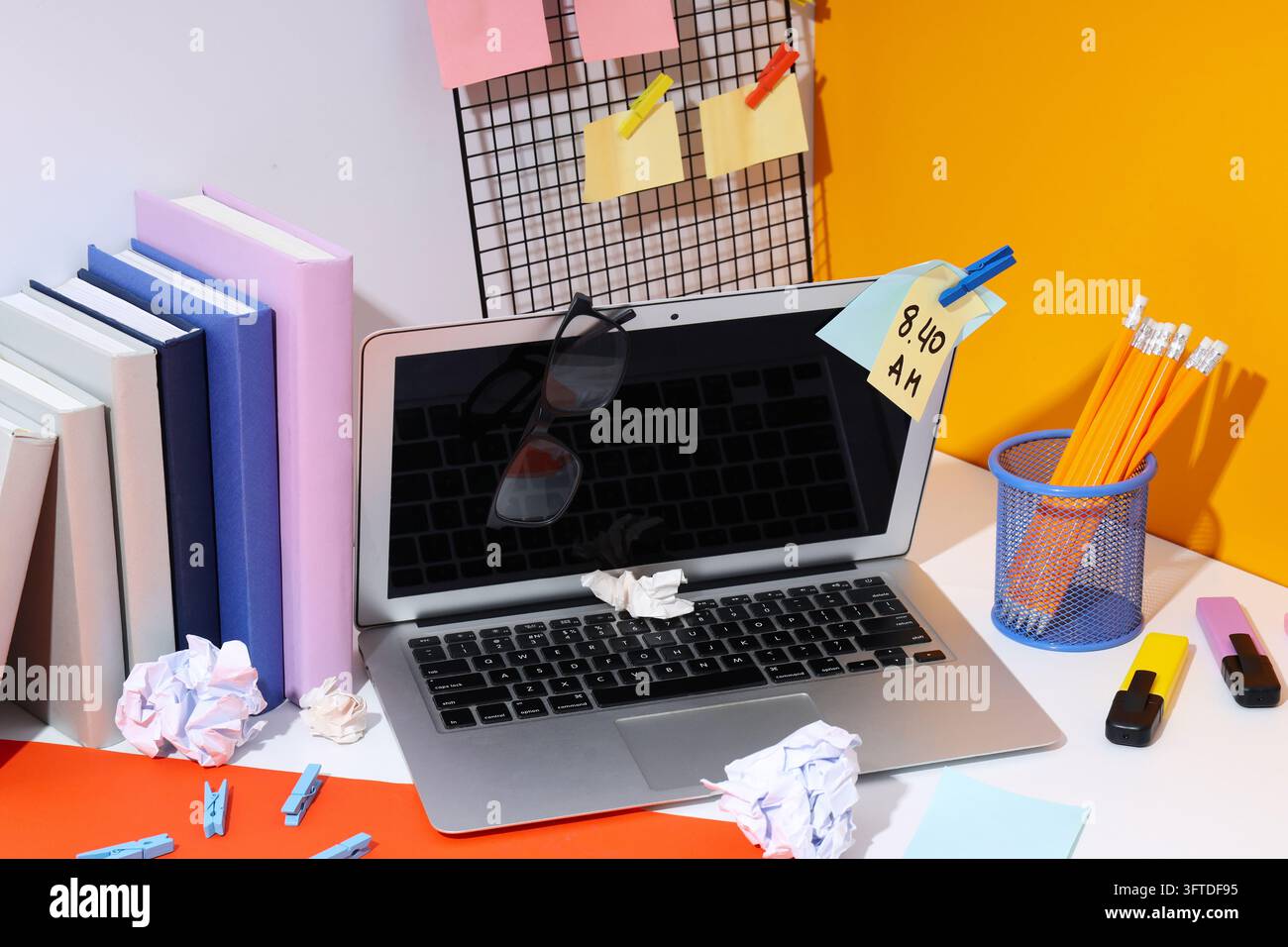 Unordentlicher Büroarbeitsplatz, Arbeitsplatz- und Arbeitsumgebungsbegriff Stockfoto