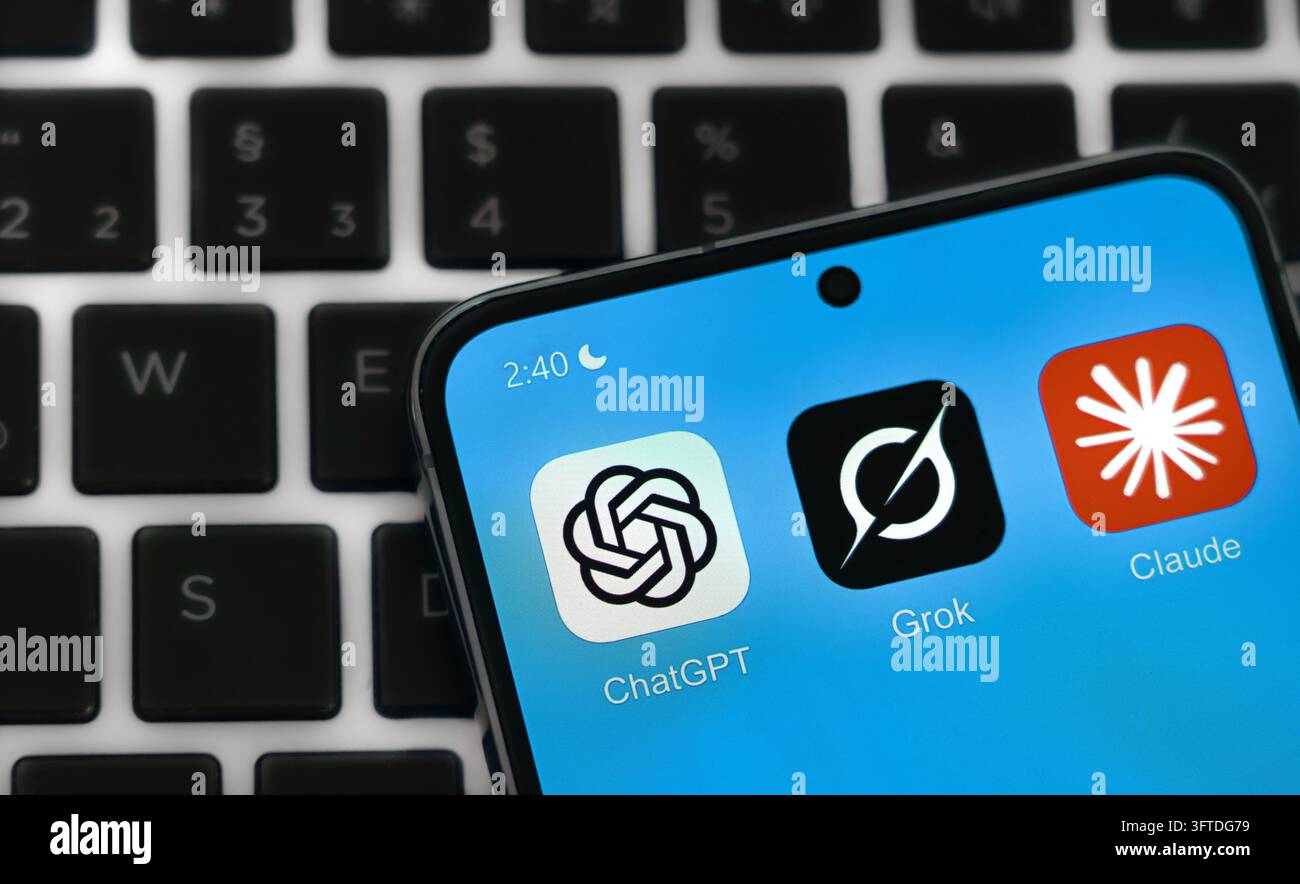 KI-Anwendungen wie ChatGPT, Grok und Claude, die auf einem Smartphone angezeigt werden Stockfoto
