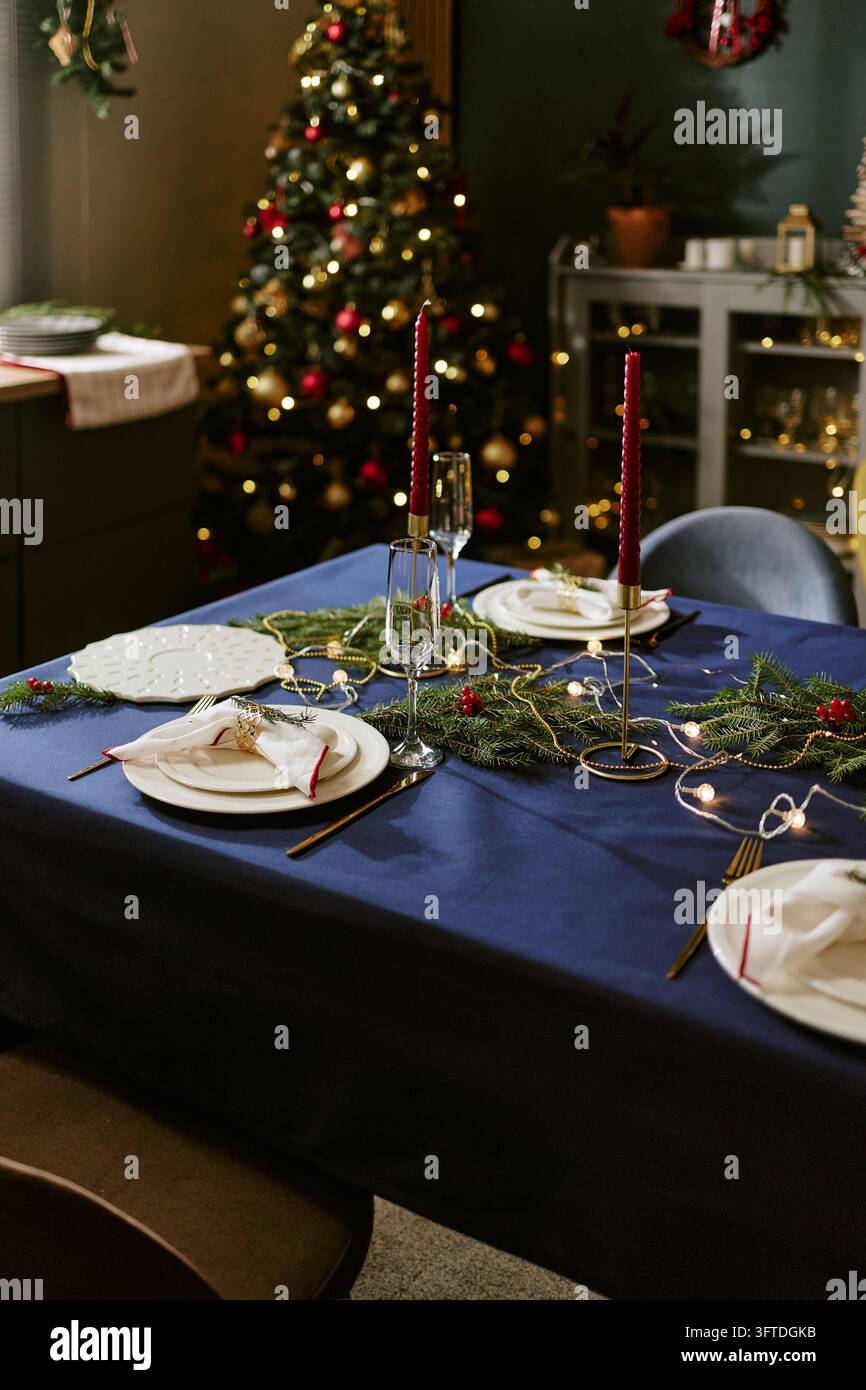 Weihnachtsessenstisch dekoriert für eine festliche Feiertagsfeier Stockfoto