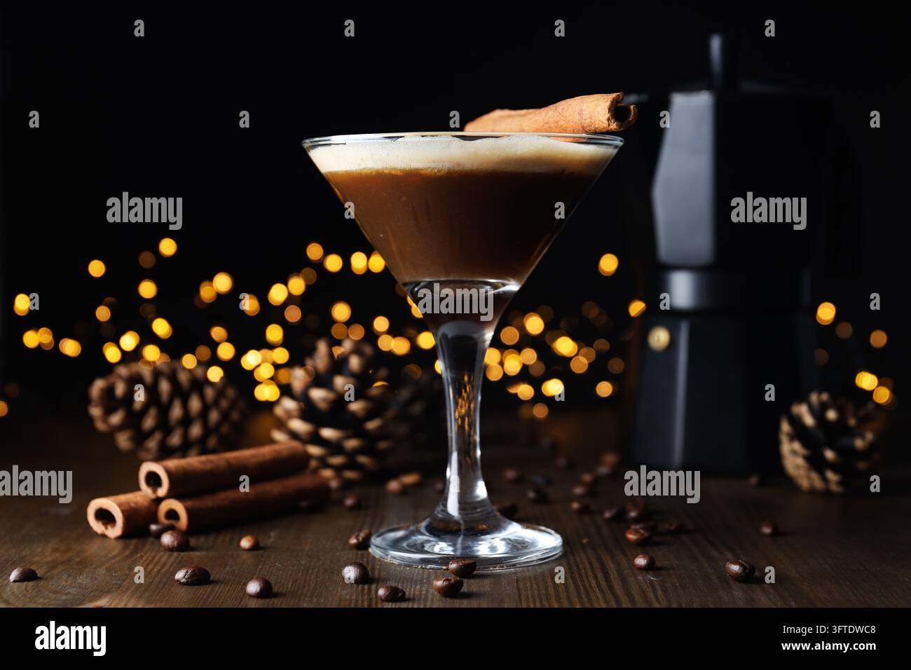 Espresso-Martini-Cocktail, köstliches Alkoholgetränk, Dessert-Cocktail Stockfoto