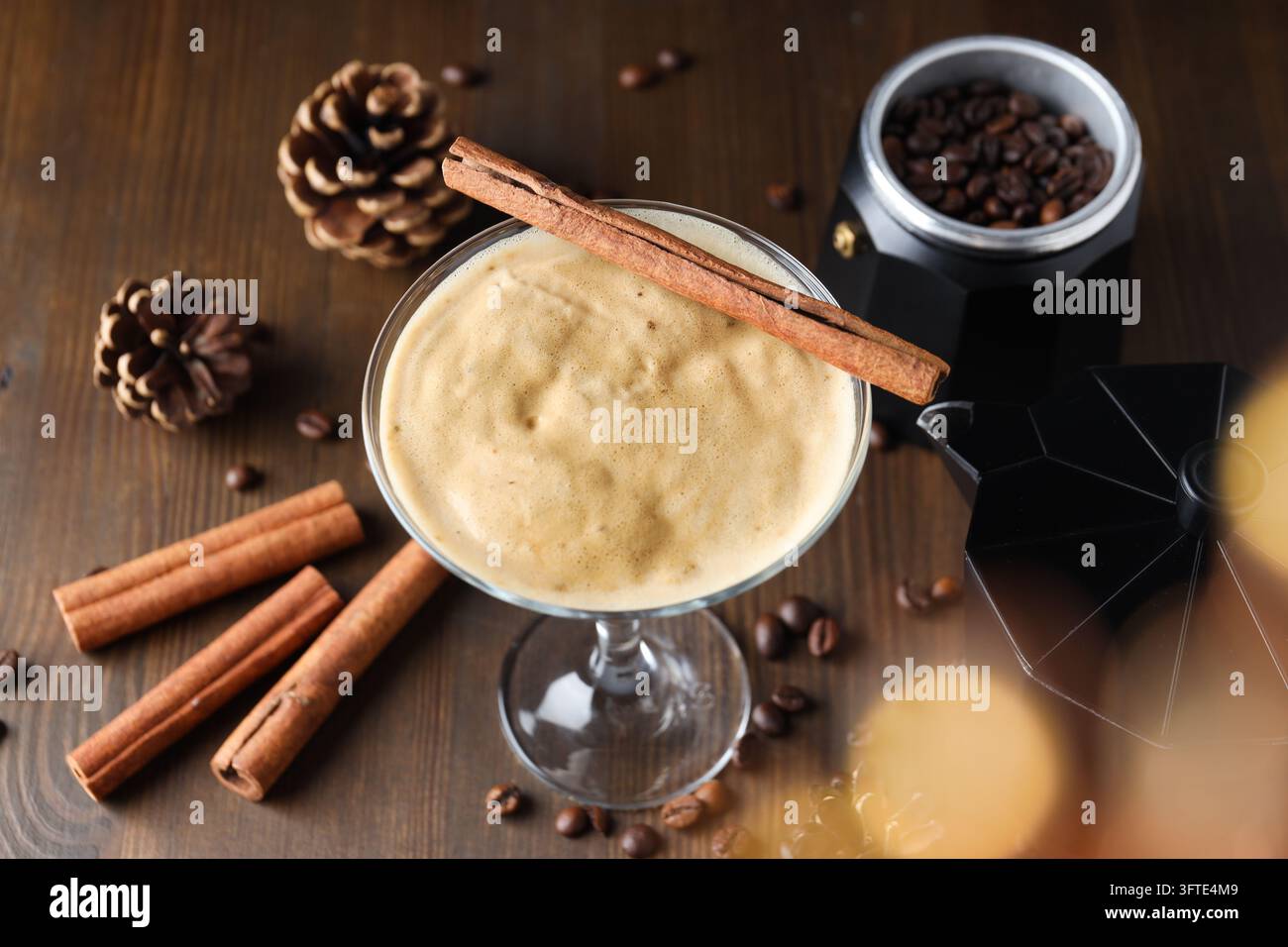 Espresso-Martini-Cocktail, köstliches Alkoholgetränk, Dessert-Cocktail Stockfoto
