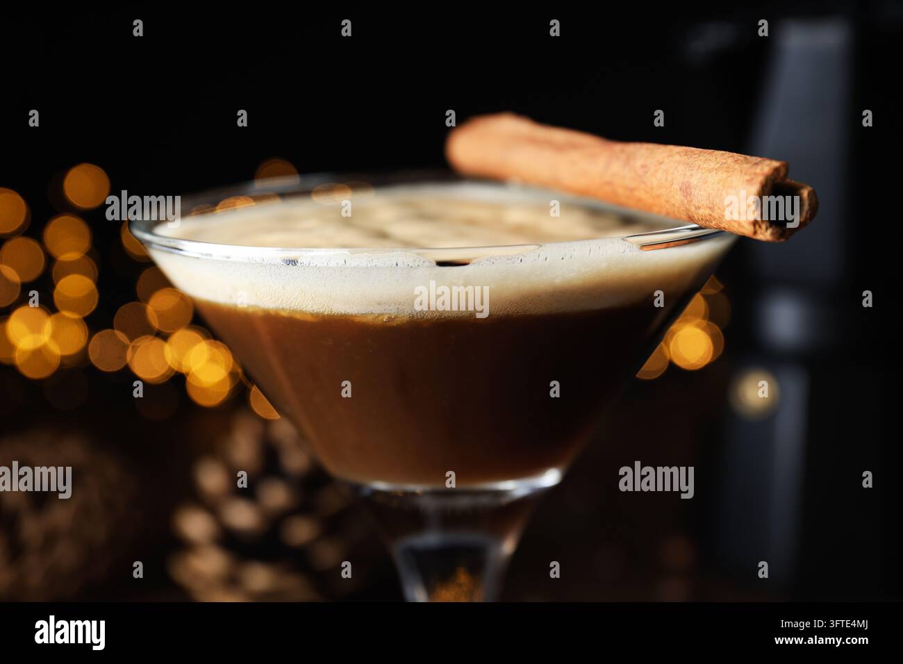 Espresso-Martini-Cocktail, köstliches Alkoholgetränk, Dessert-Cocktail Stockfoto