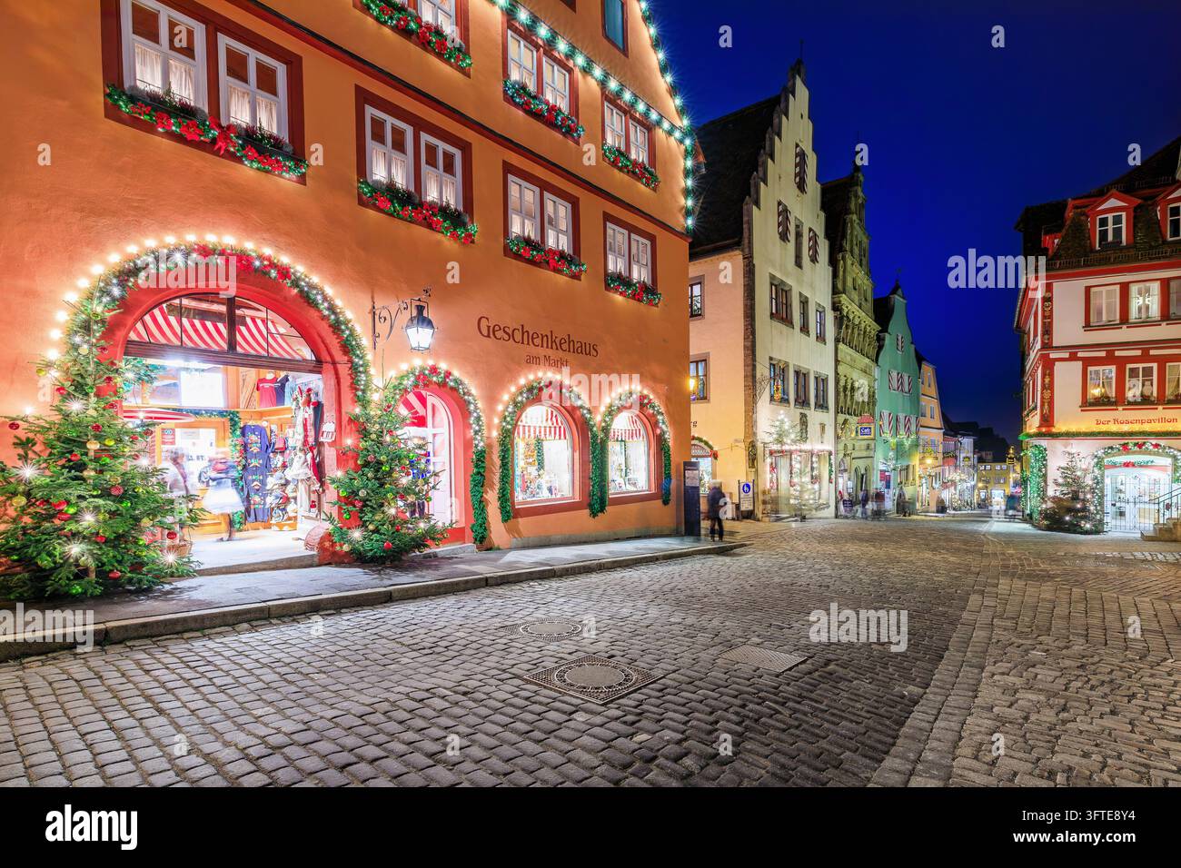 Rothenburg ob der Tauber, Deutschland – 3. Dezember 2025: Weihnachtsshop auf dem Weihnachtsmarkt in der mittelalterlichen Altstadt. Stockfoto