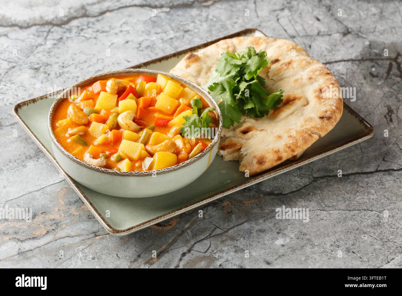 Vegetable Korma ist ein reichhaltiges, cremiges Gemüsecurry mit Cashew- und Kokosgrauven, Nahaufnahme in der Schüssel auf dem Tisch. Horizontal Stockfoto