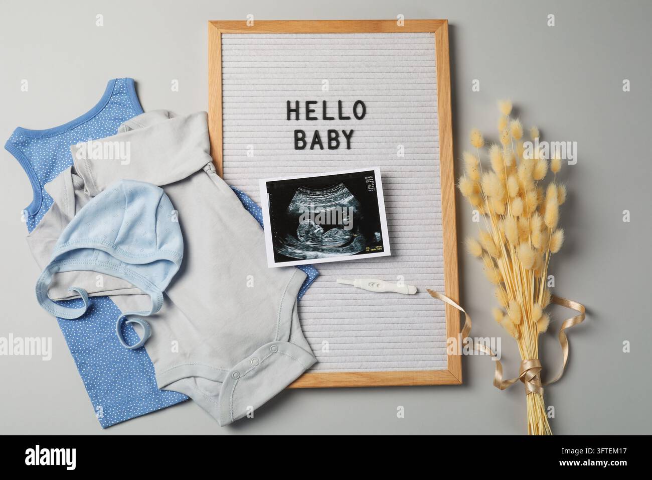 Bald verfügbar Baby-Konzept mit Buchstabenbrett Stockfoto