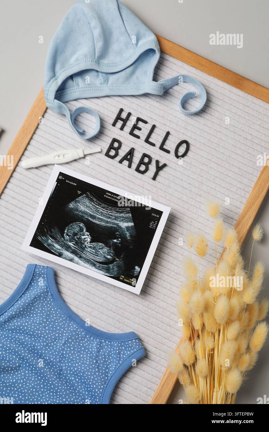 Bald verfügbar Baby-Konzept mit Buchstabenbrett Stockfoto