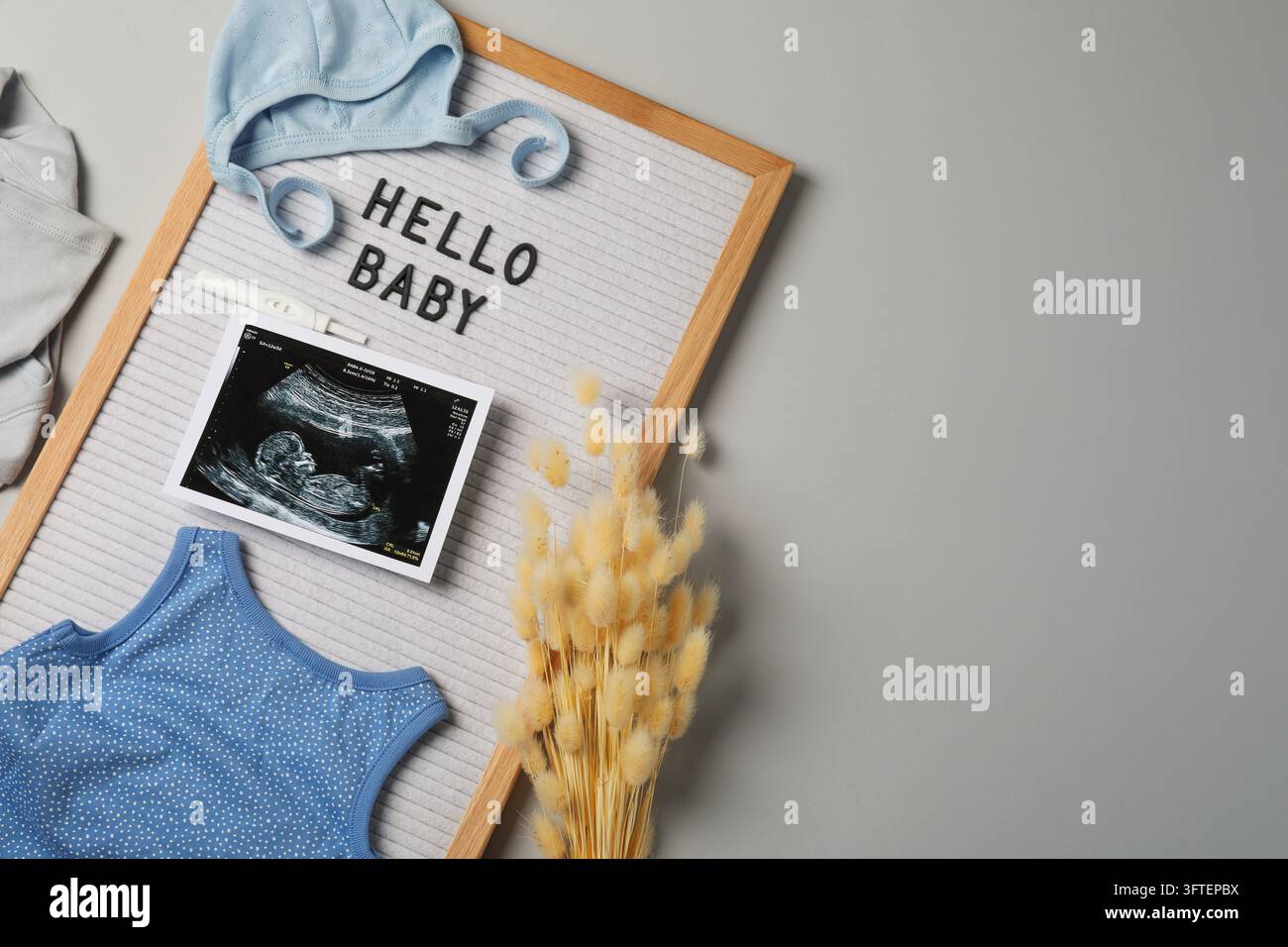 Bald verfügbar Baby-Konzept mit Buchstabenbrett Stockfoto